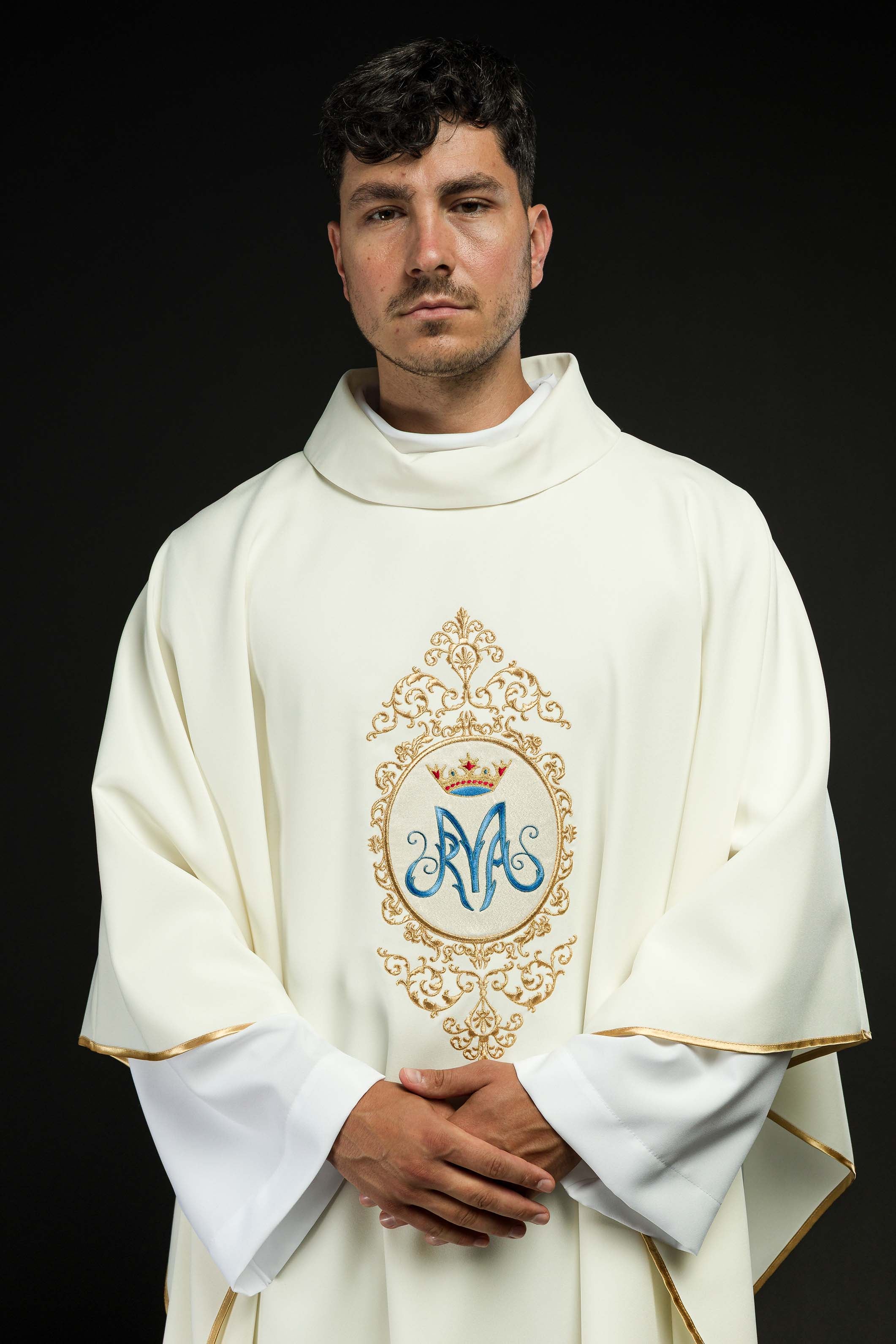Casula com motivo mariano rodeada de bordado dourado
