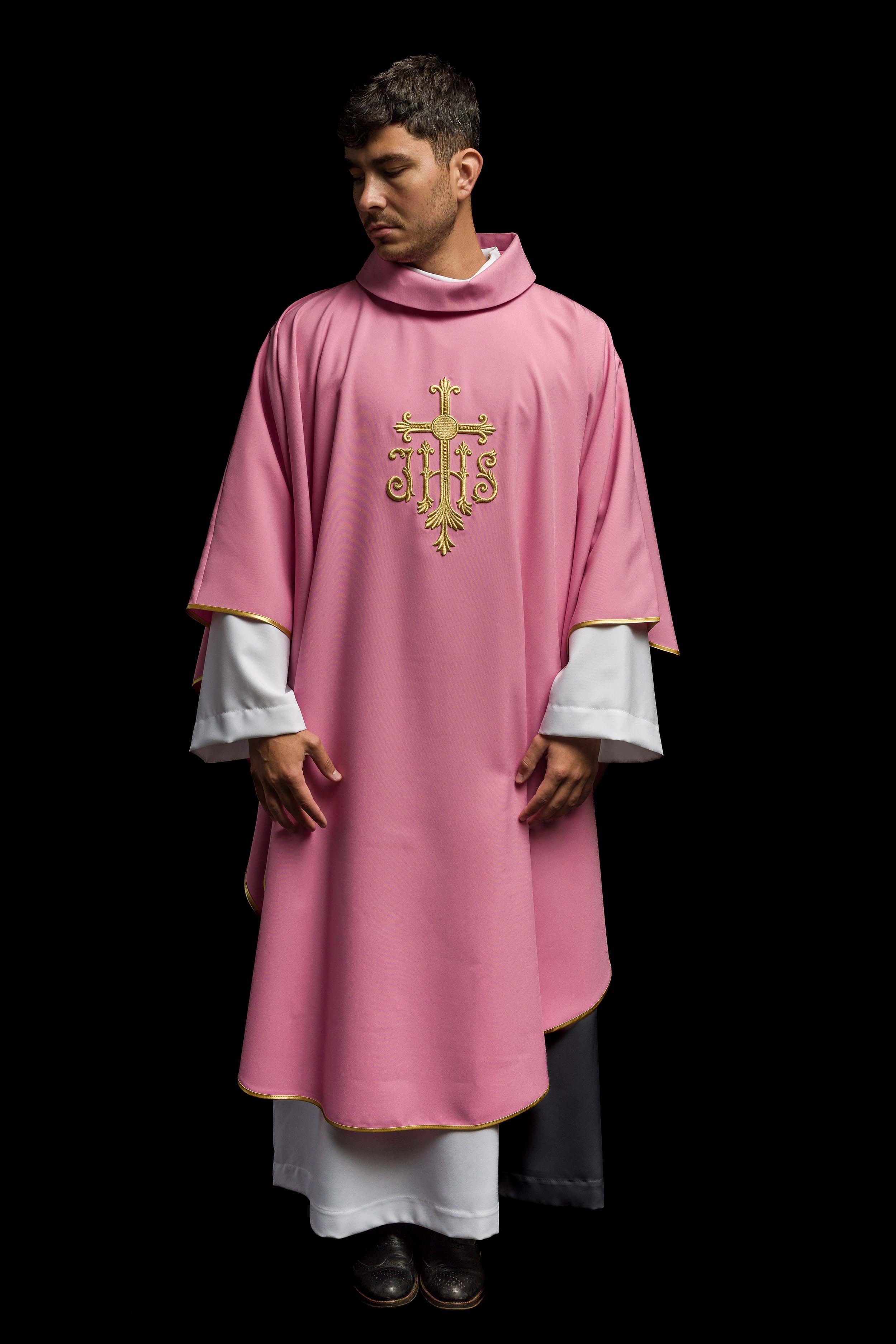 Casula rosa com bordado convexo IHS