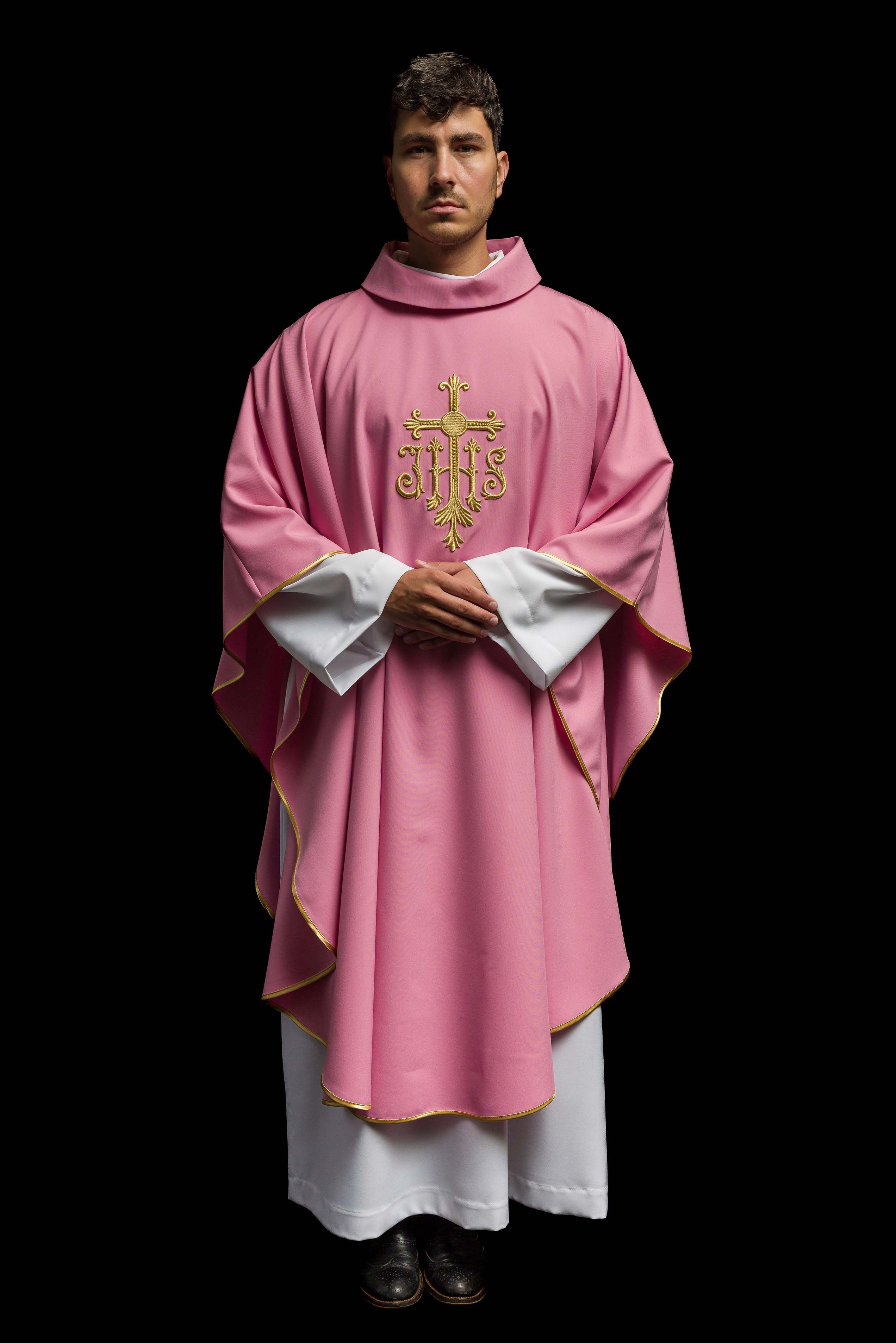 Casula rosa com bordado convexo IHS