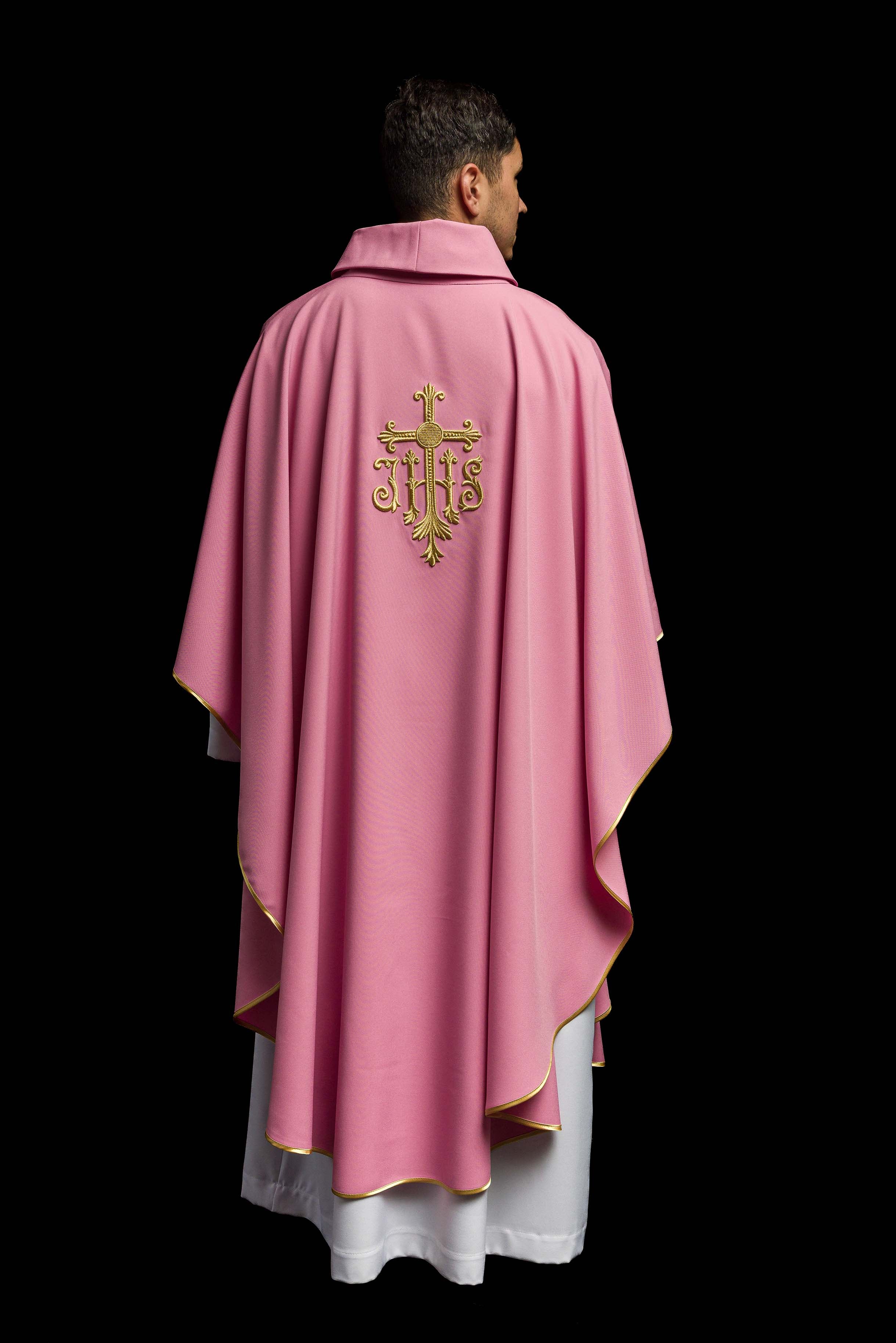 Casula rosa com bordado convexo IHS
