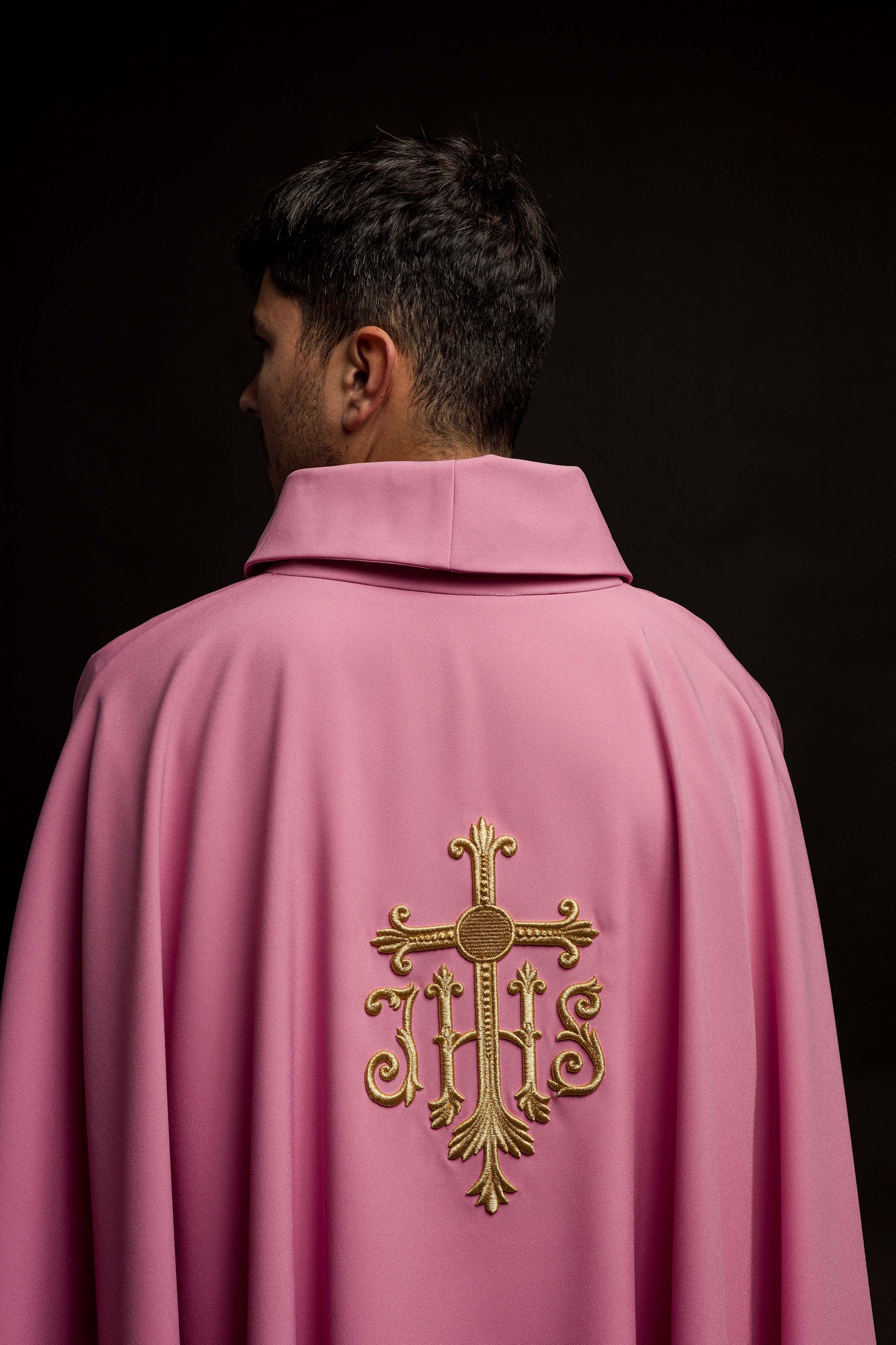 Casula rosa com bordado convexo IHS