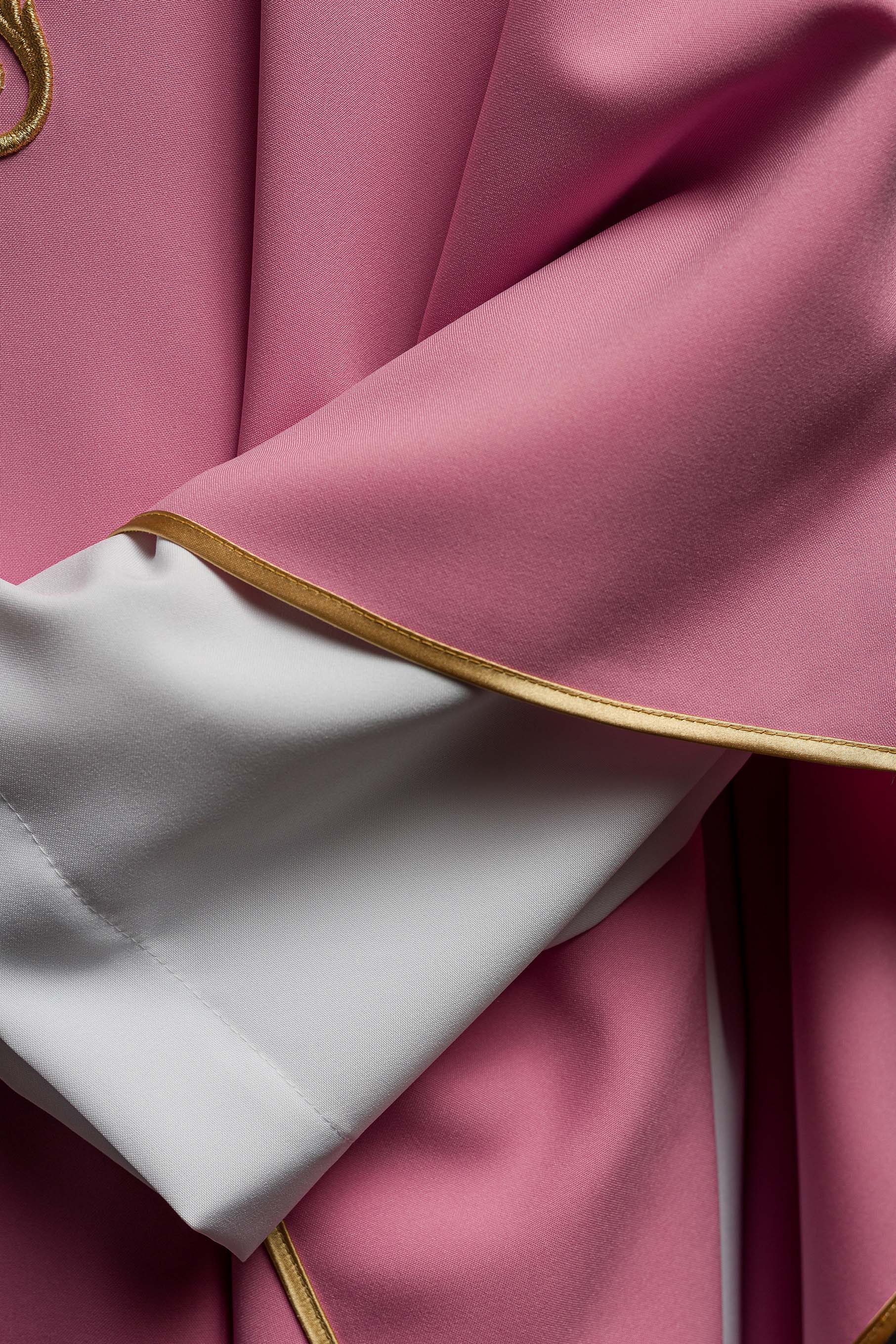 Casula rosa com bordado convexo IHS