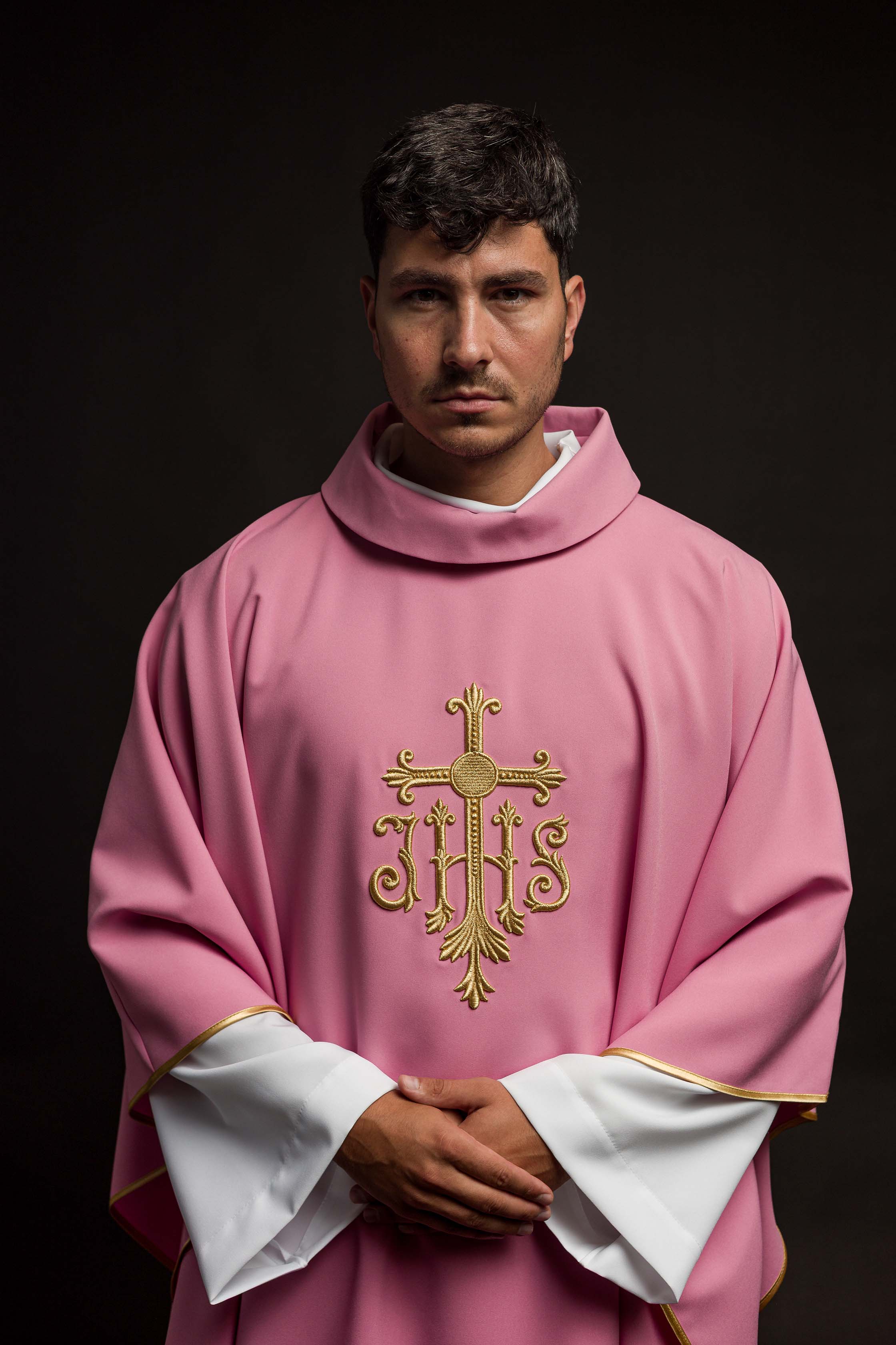 Casula rosa com bordado convexo IHS