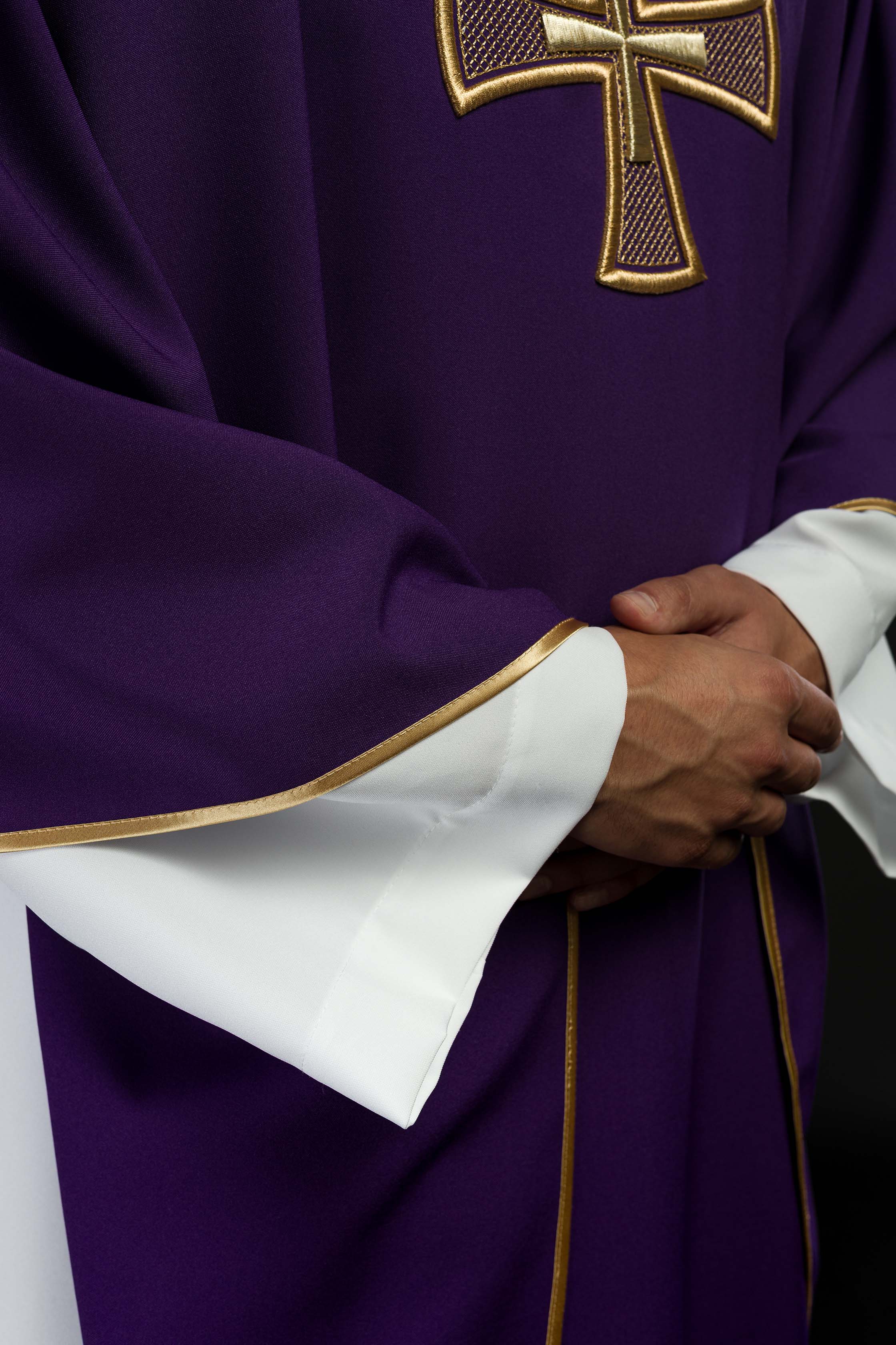 Casula roxa com cruz bordada