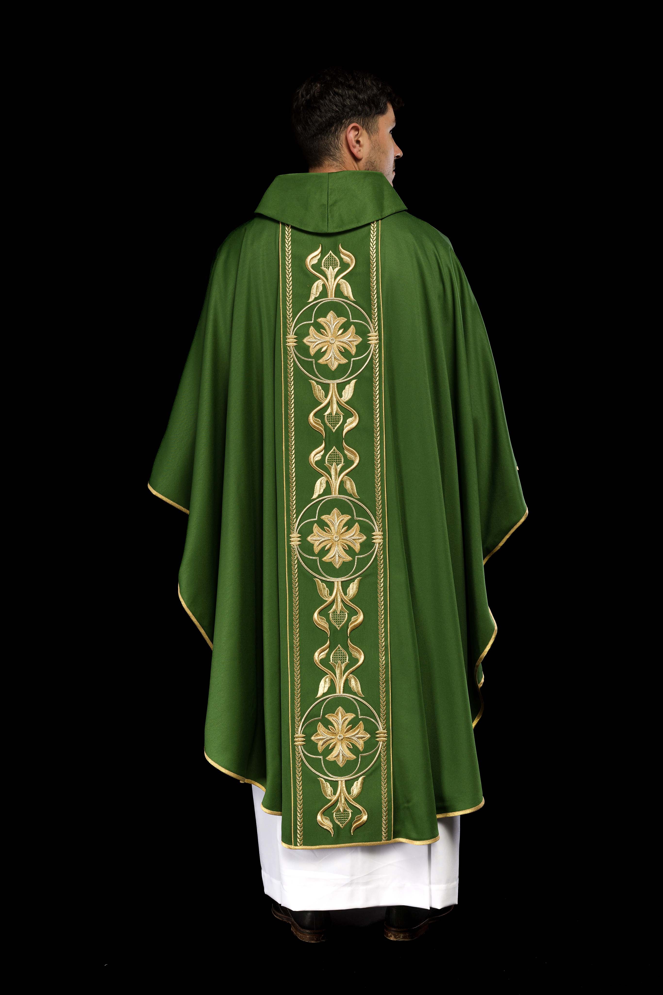 Casula verde com entrançado ricamente bordado