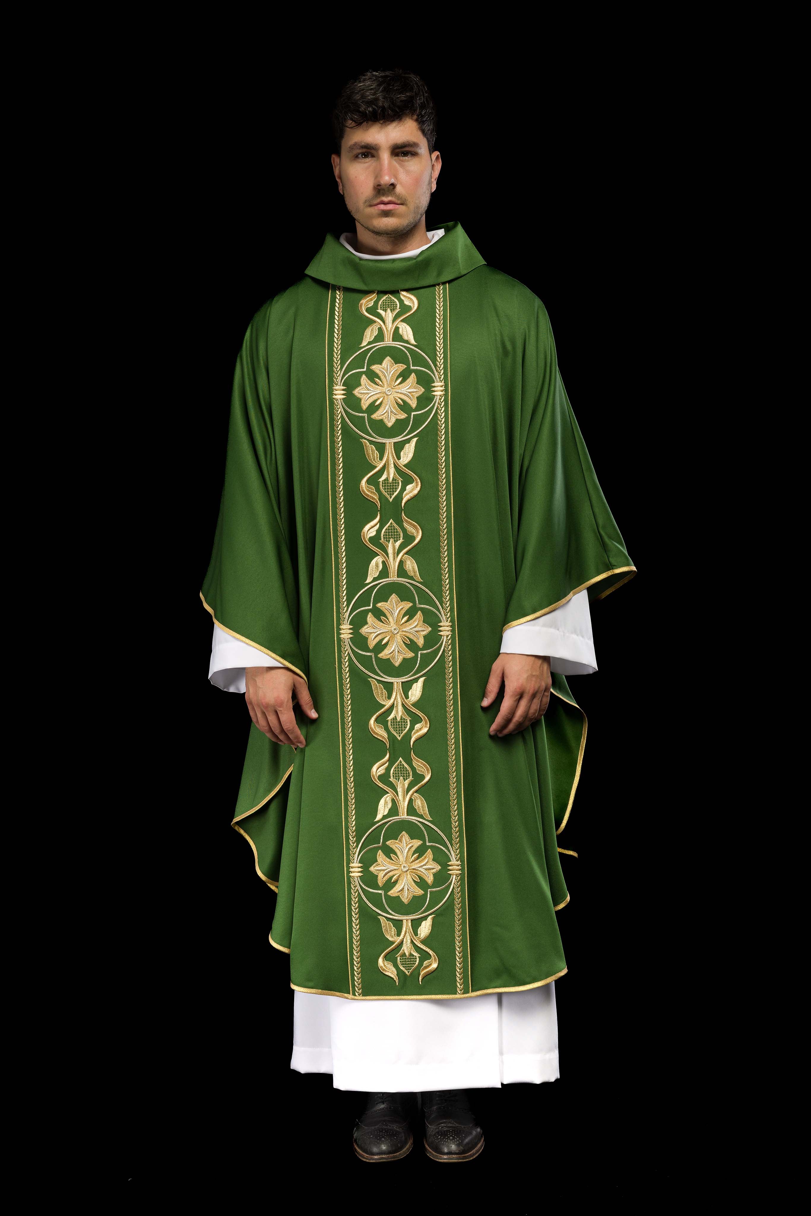 Casula verde com entrançado ricamente bordado