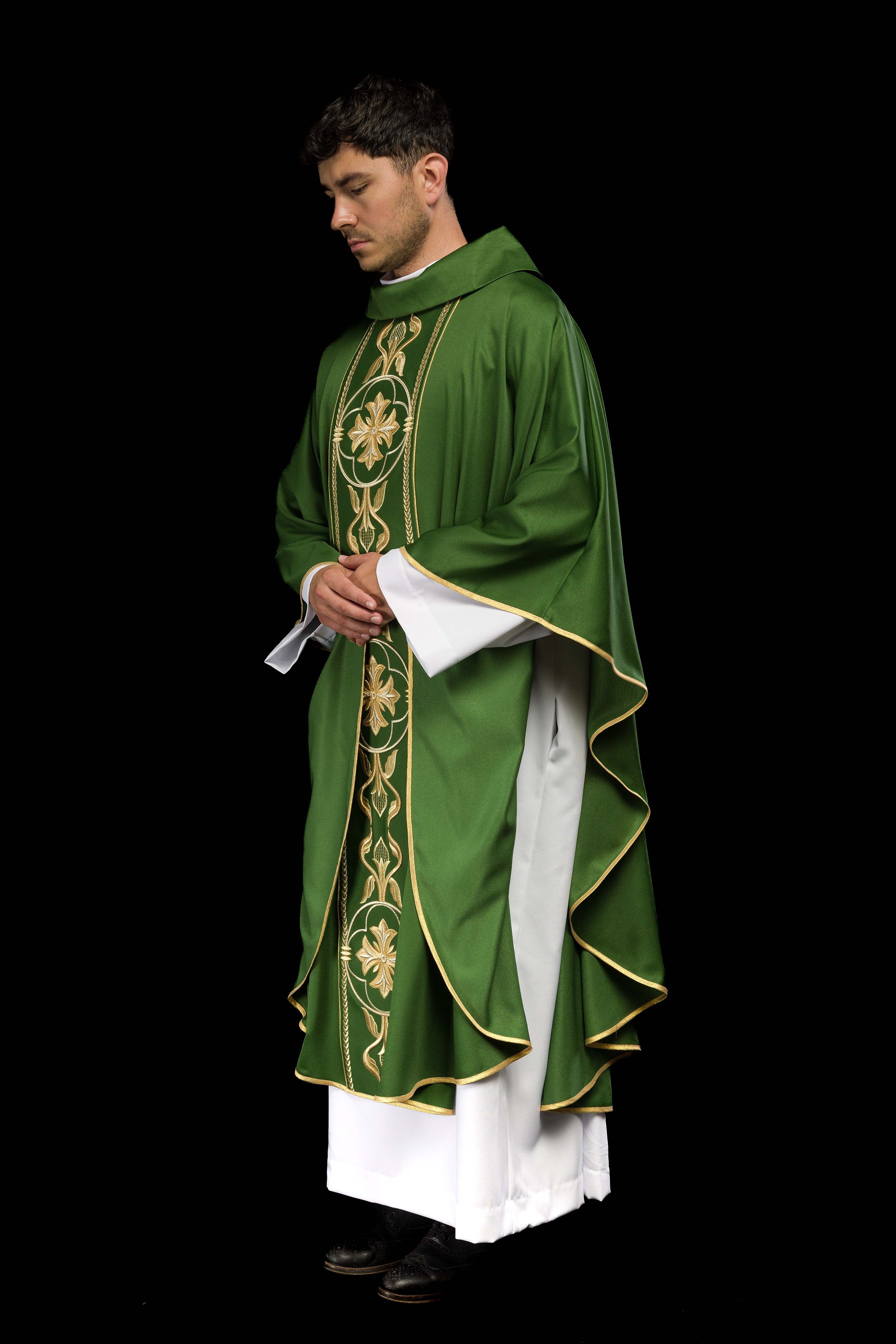 Casula verde com entrançado ricamente bordado