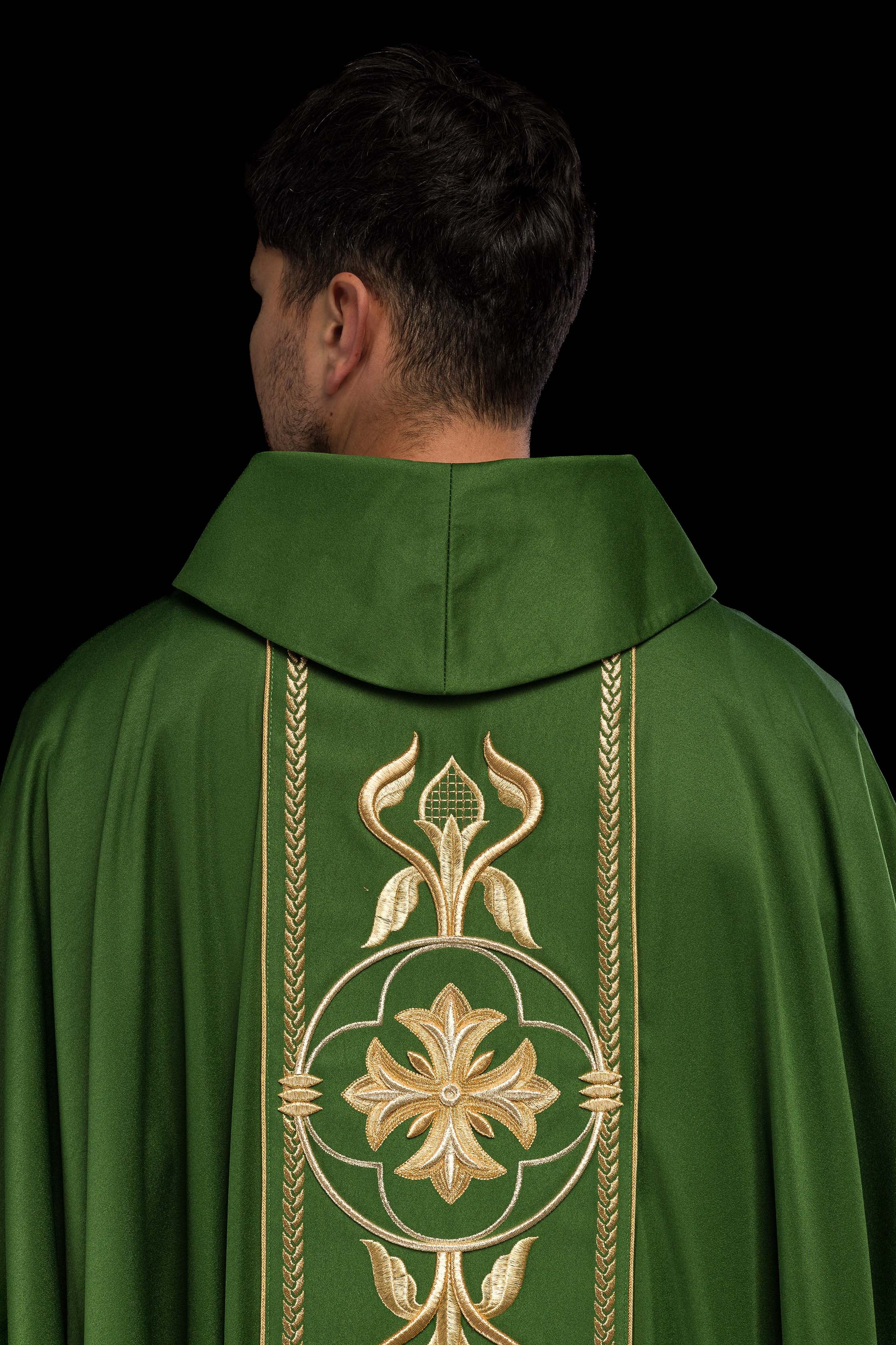 Casula verde com entrançado ricamente bordado