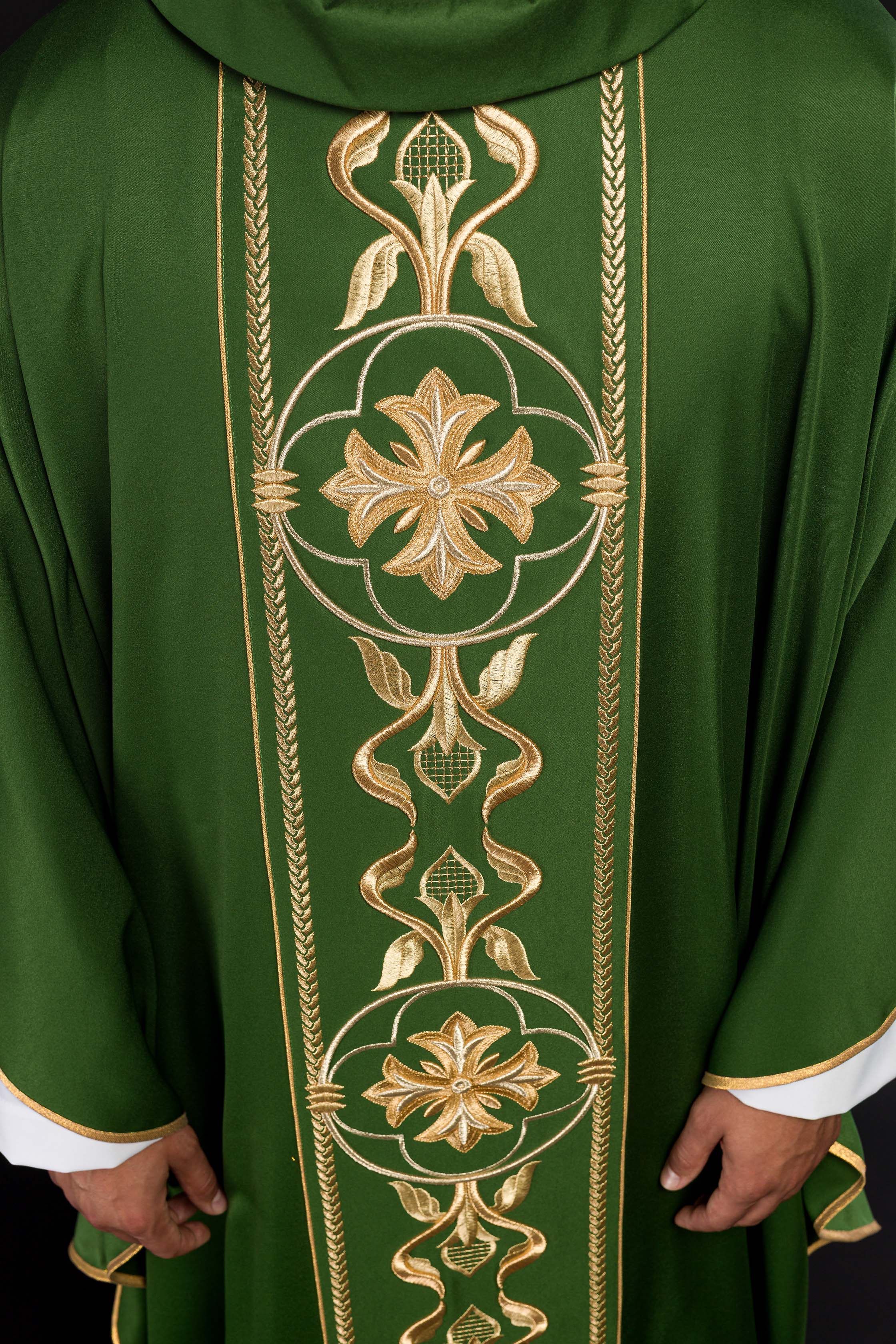 Casula verde com entrançado ricamente bordado