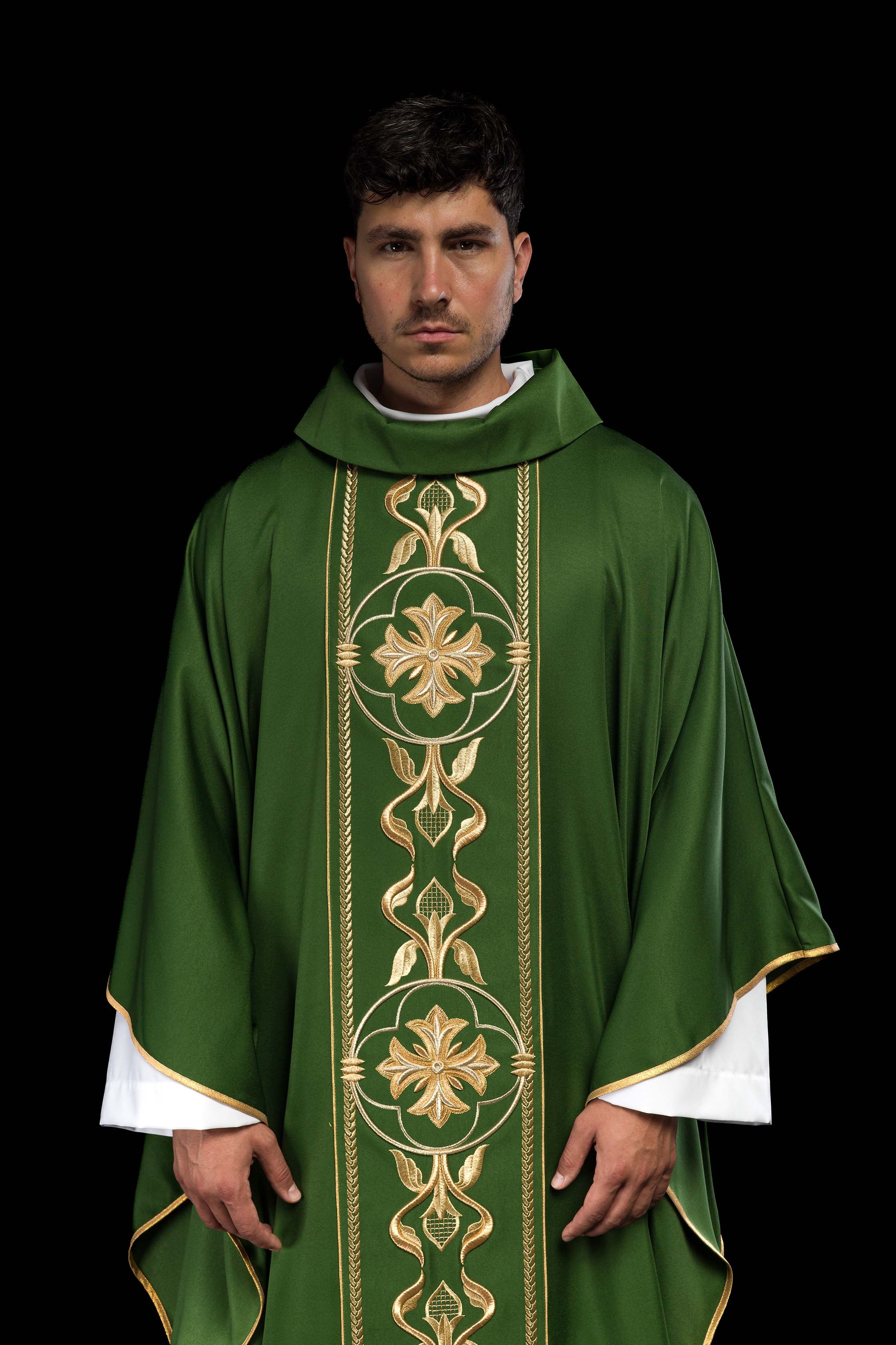Casula verde com entrançado ricamente bordado