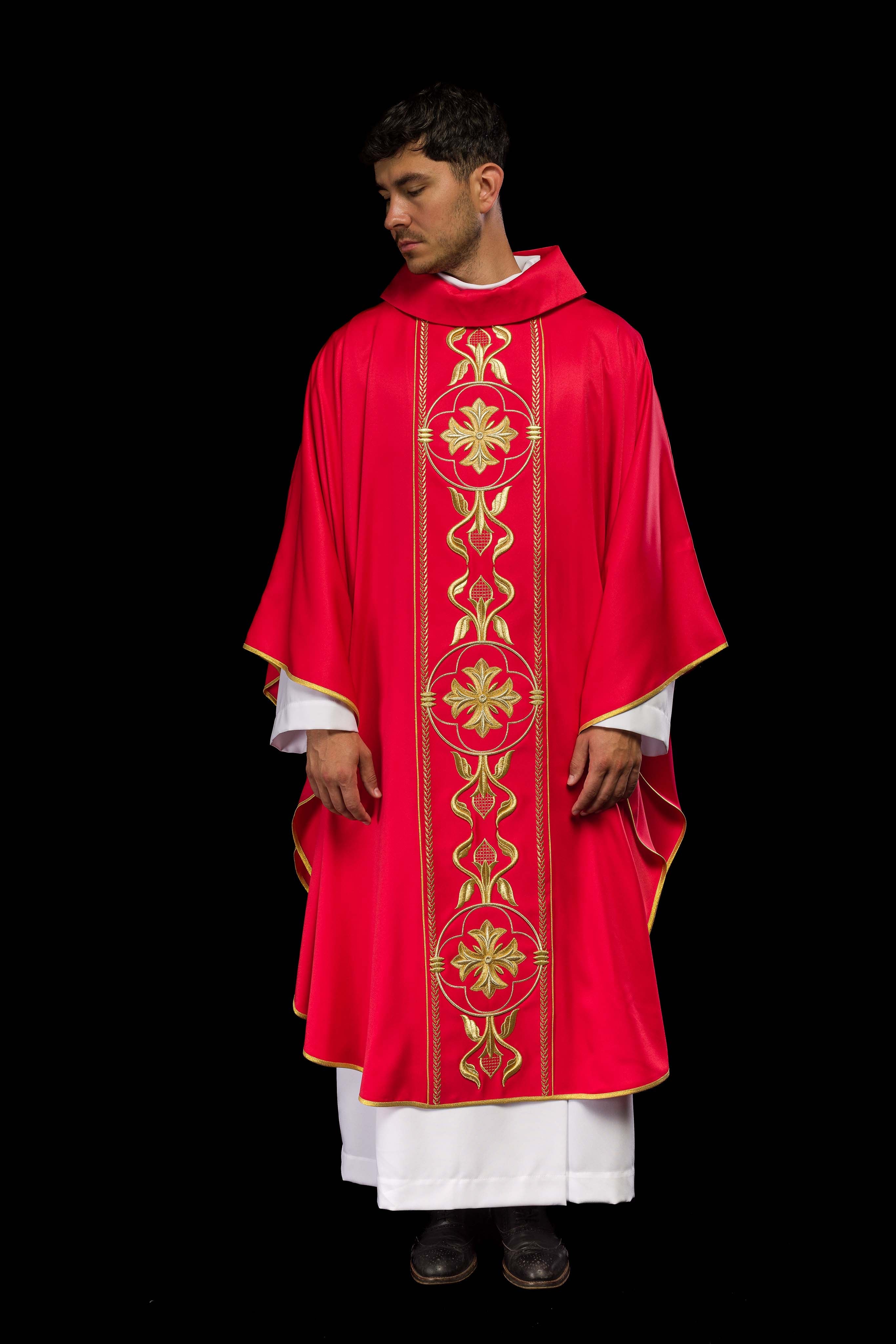 Casula bordada vermelha com faixa decorativa