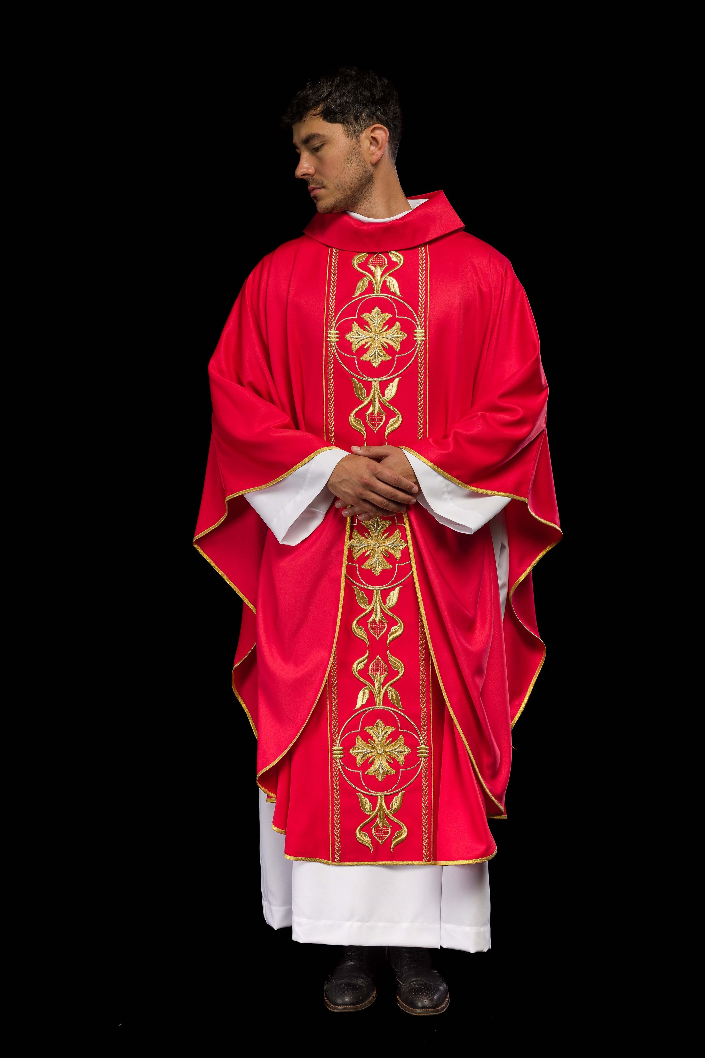 Casula bordada vermelha com faixa decorativa