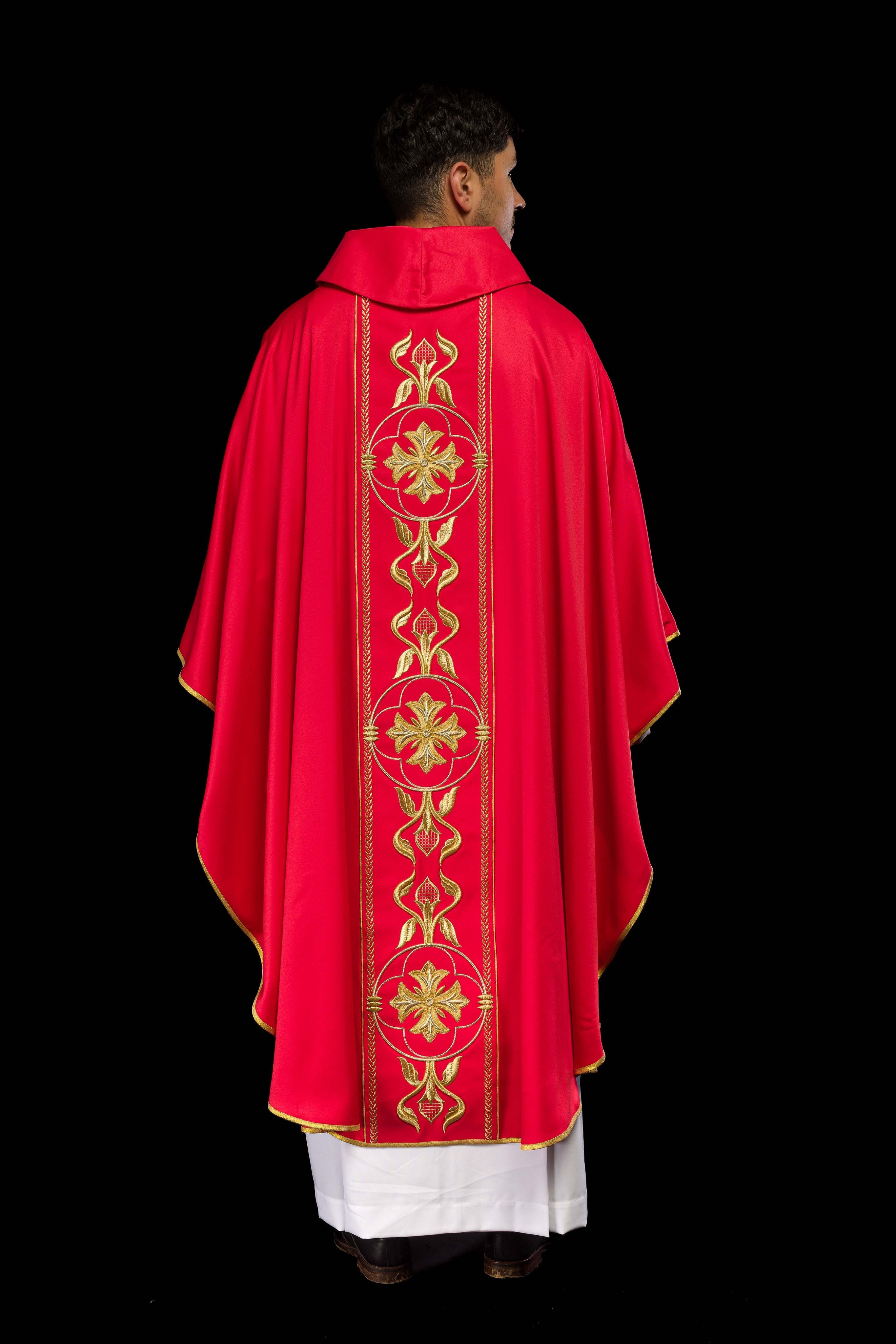 Casula bordada vermelha com faixa decorativa