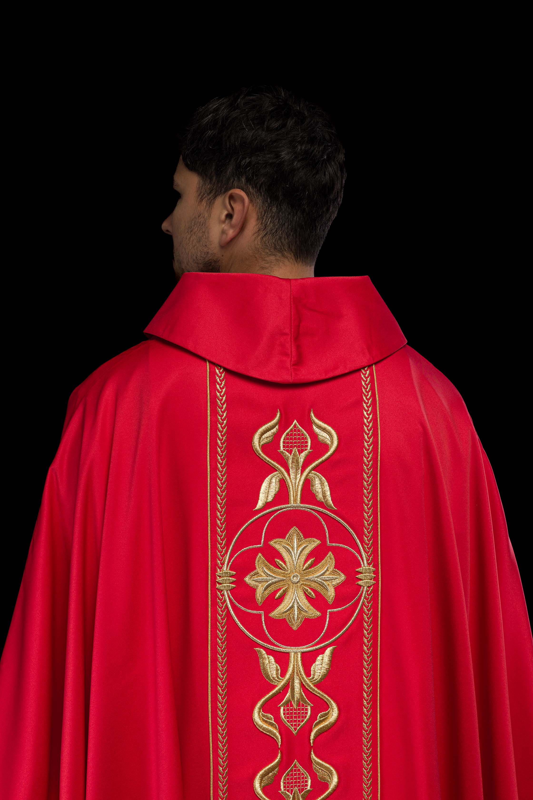 Casula bordada vermelha com faixa decorativa