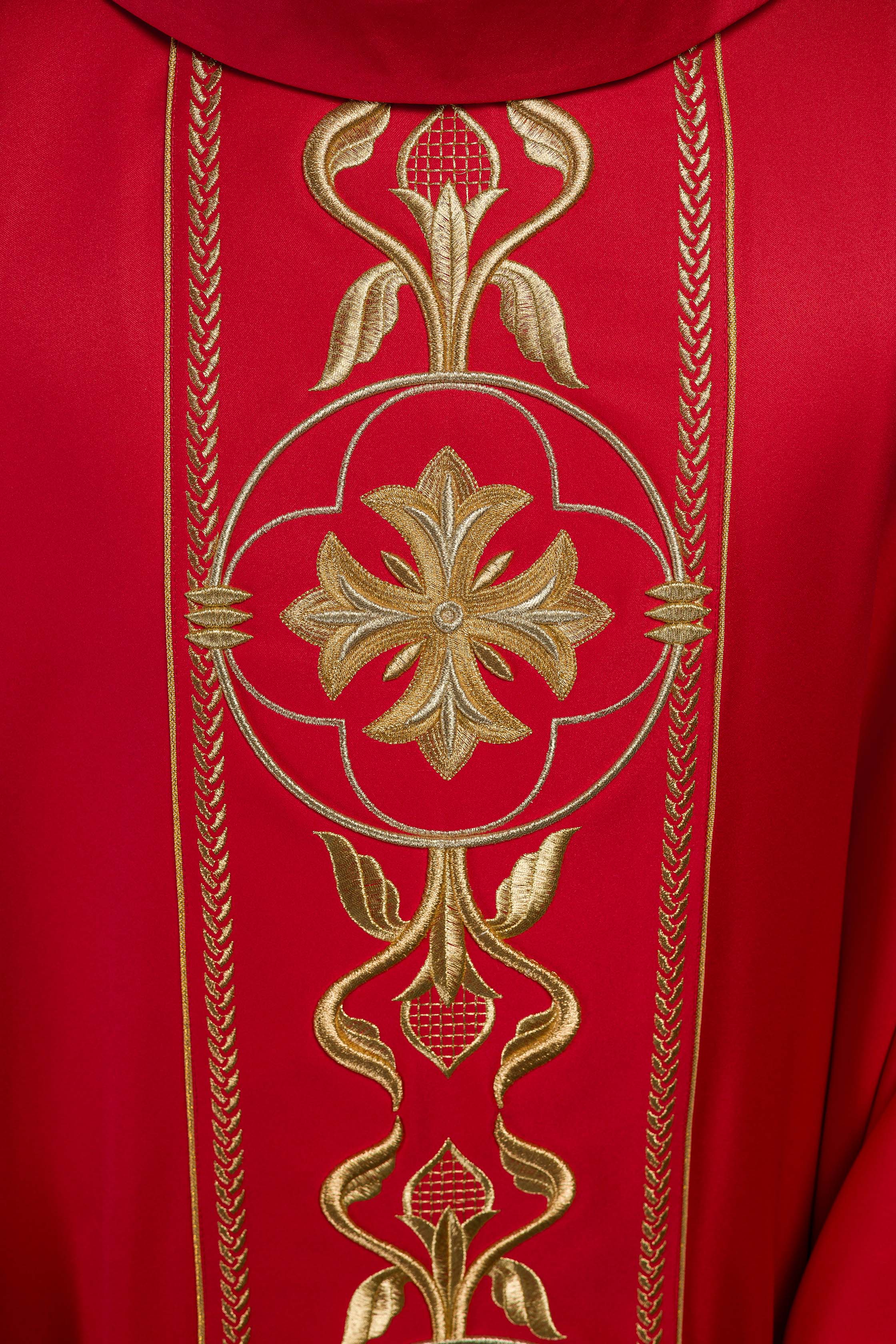 Casula bordada vermelha com faixa decorativa