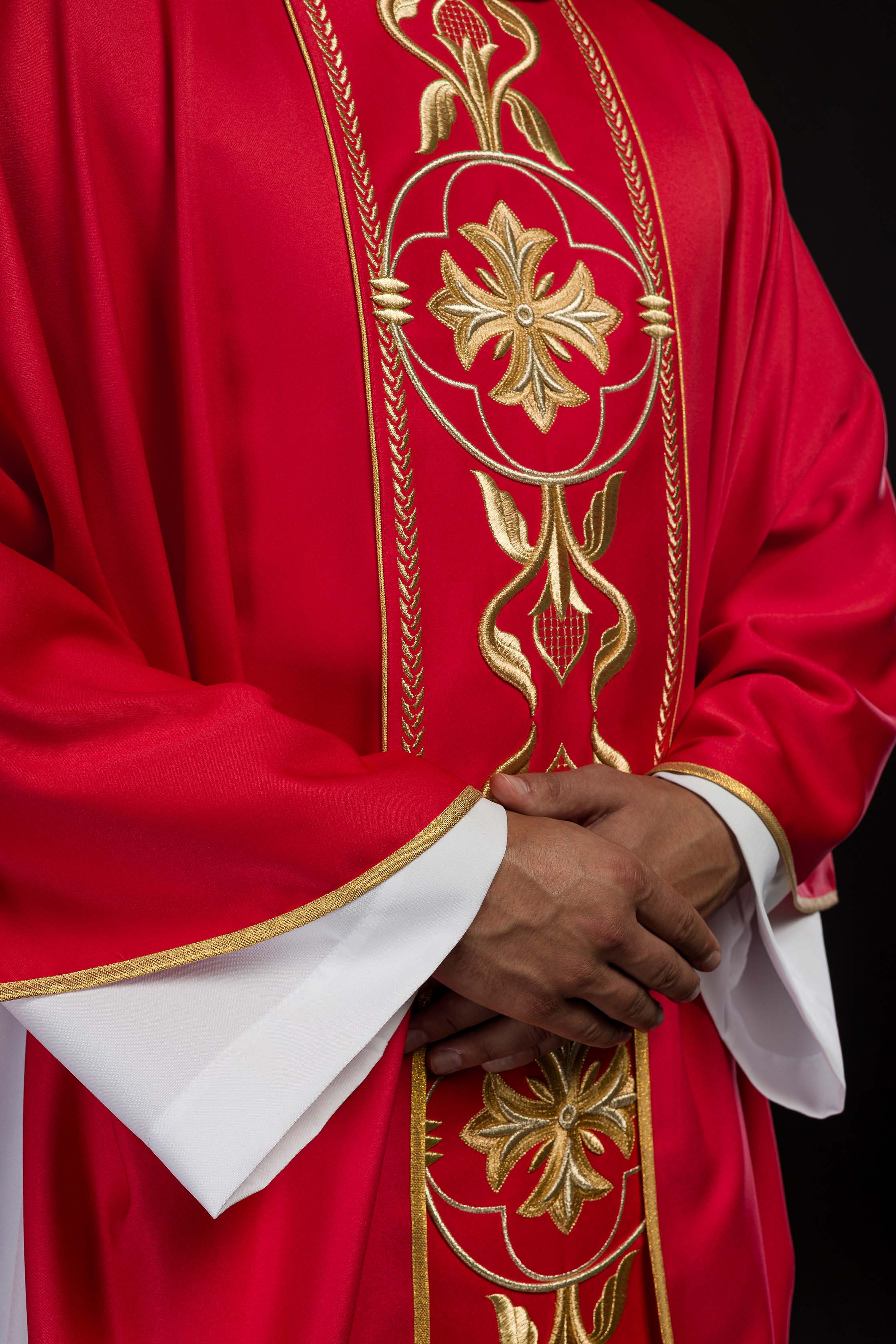 Casula bordada vermelha com faixa decorativa