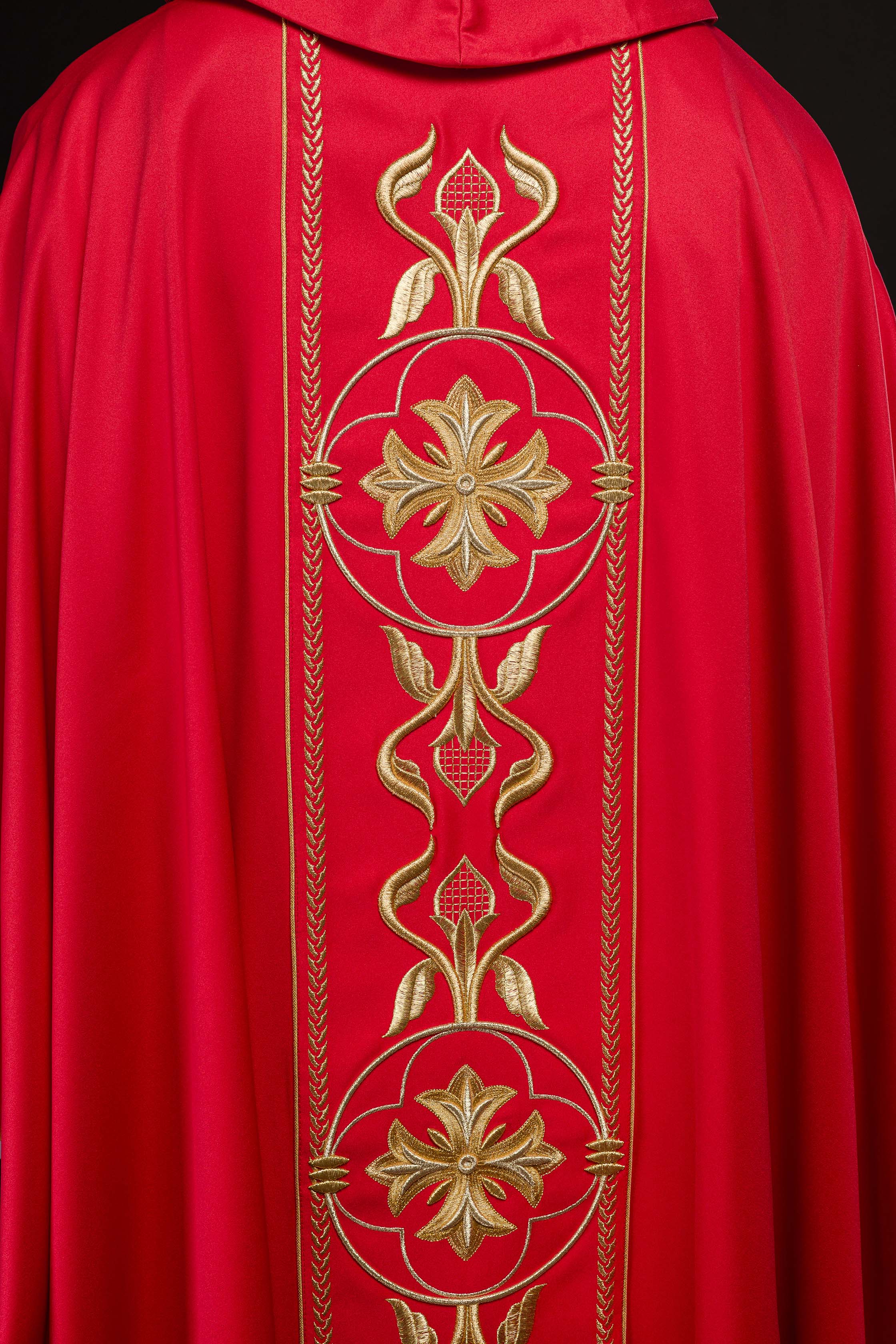 Casula bordada vermelha com faixa decorativa