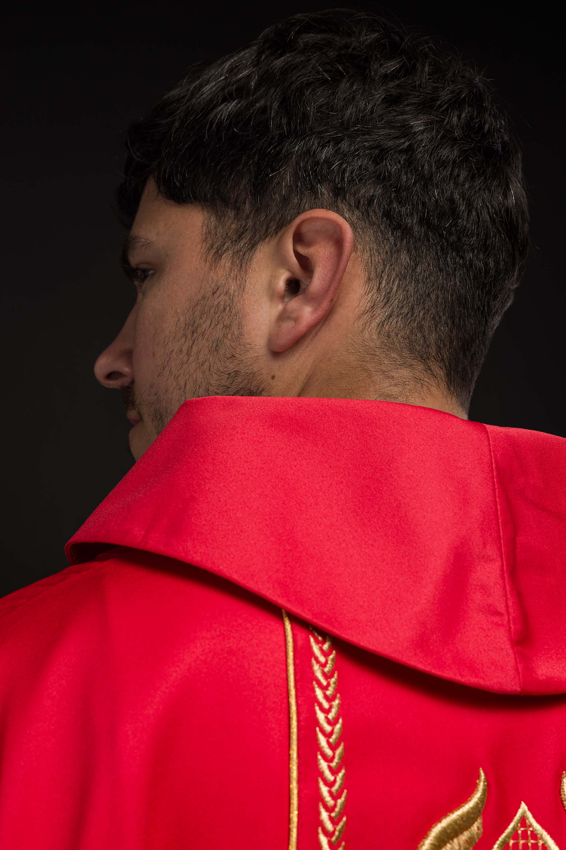 Casula bordada vermelha com faixa decorativa