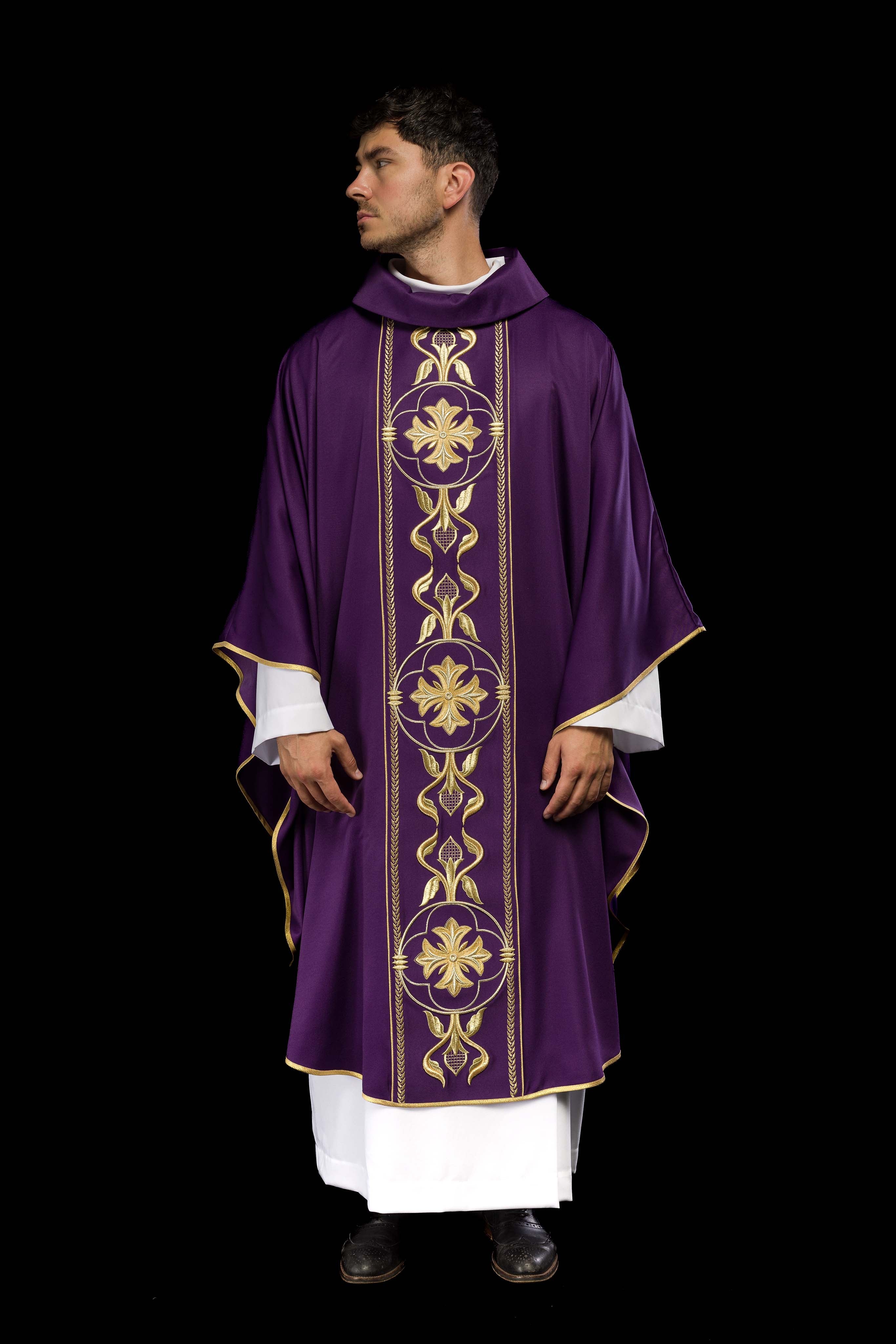 Casula bordada violeta com faixa decorativa