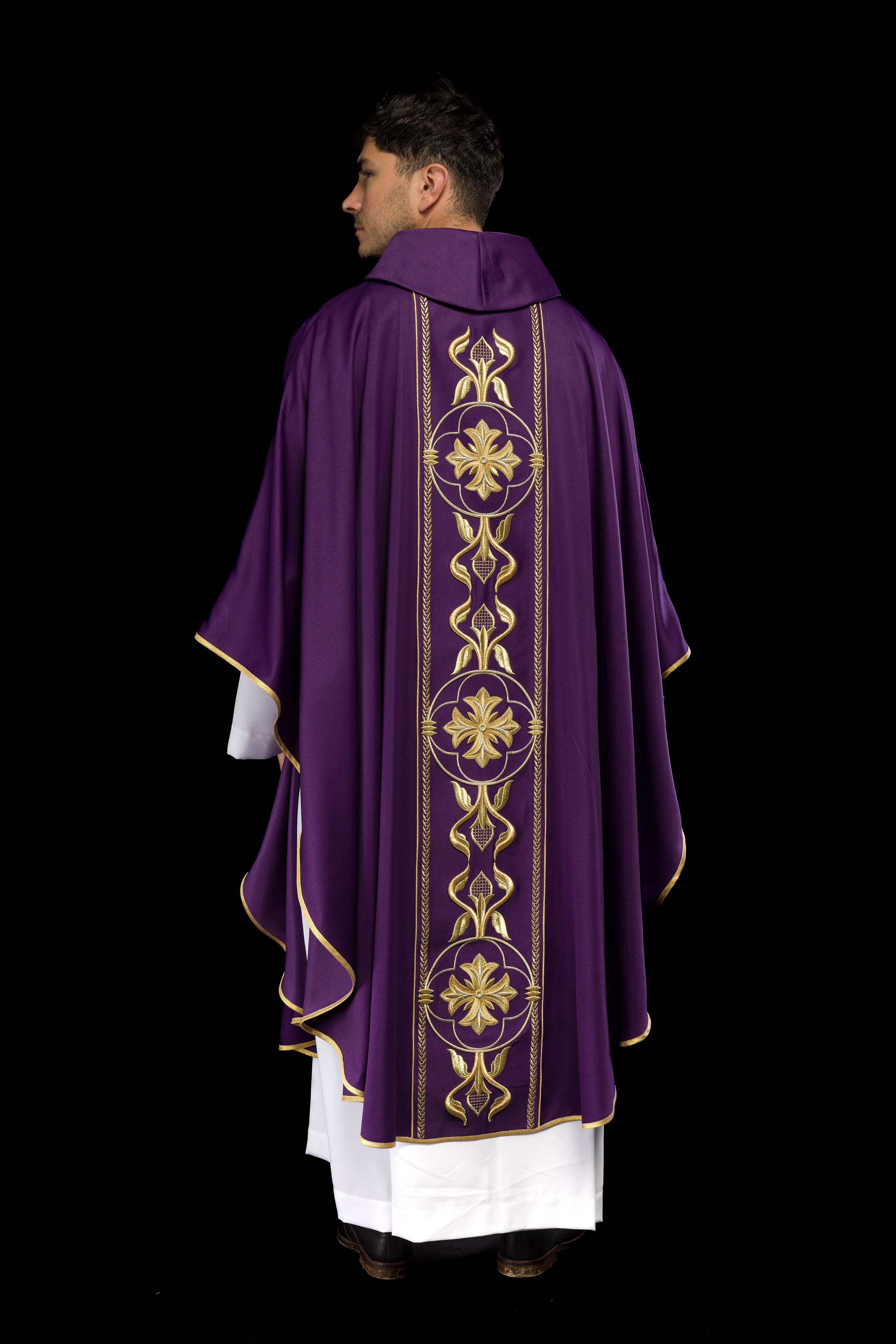 Casula bordada violeta com faixa decorativa