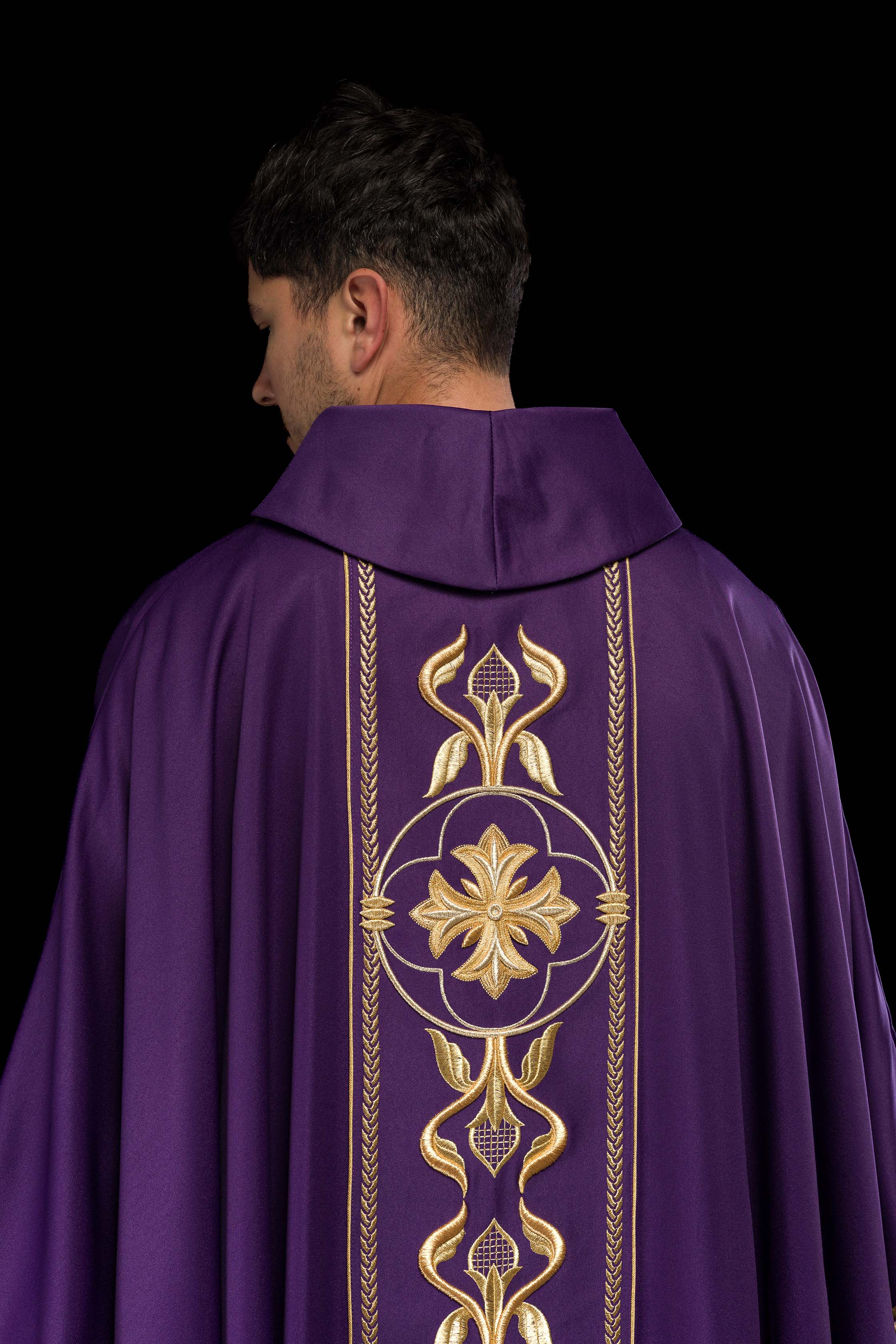 Casula bordada violeta com faixa decorativa