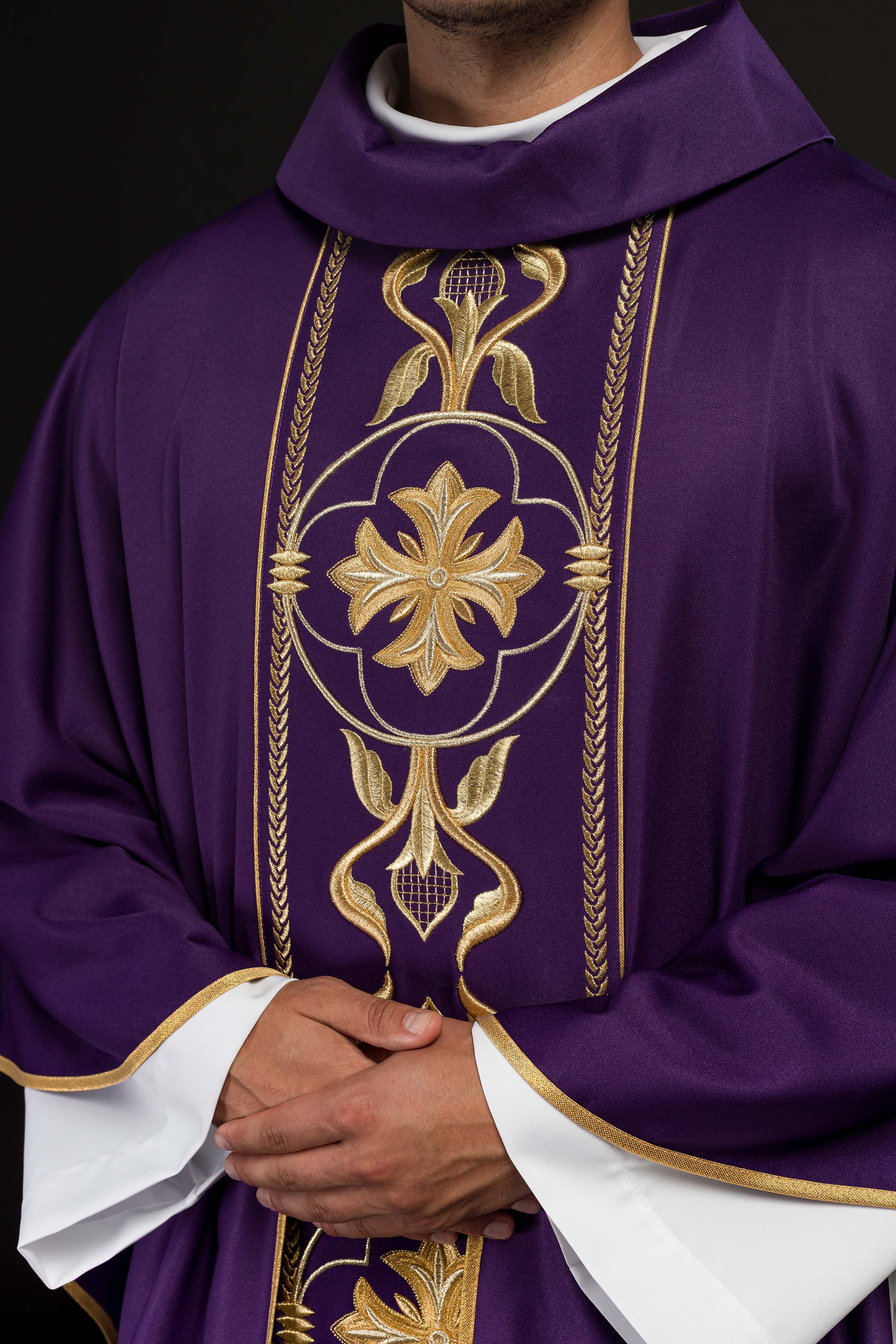 Casula bordada violeta com faixa decorativa