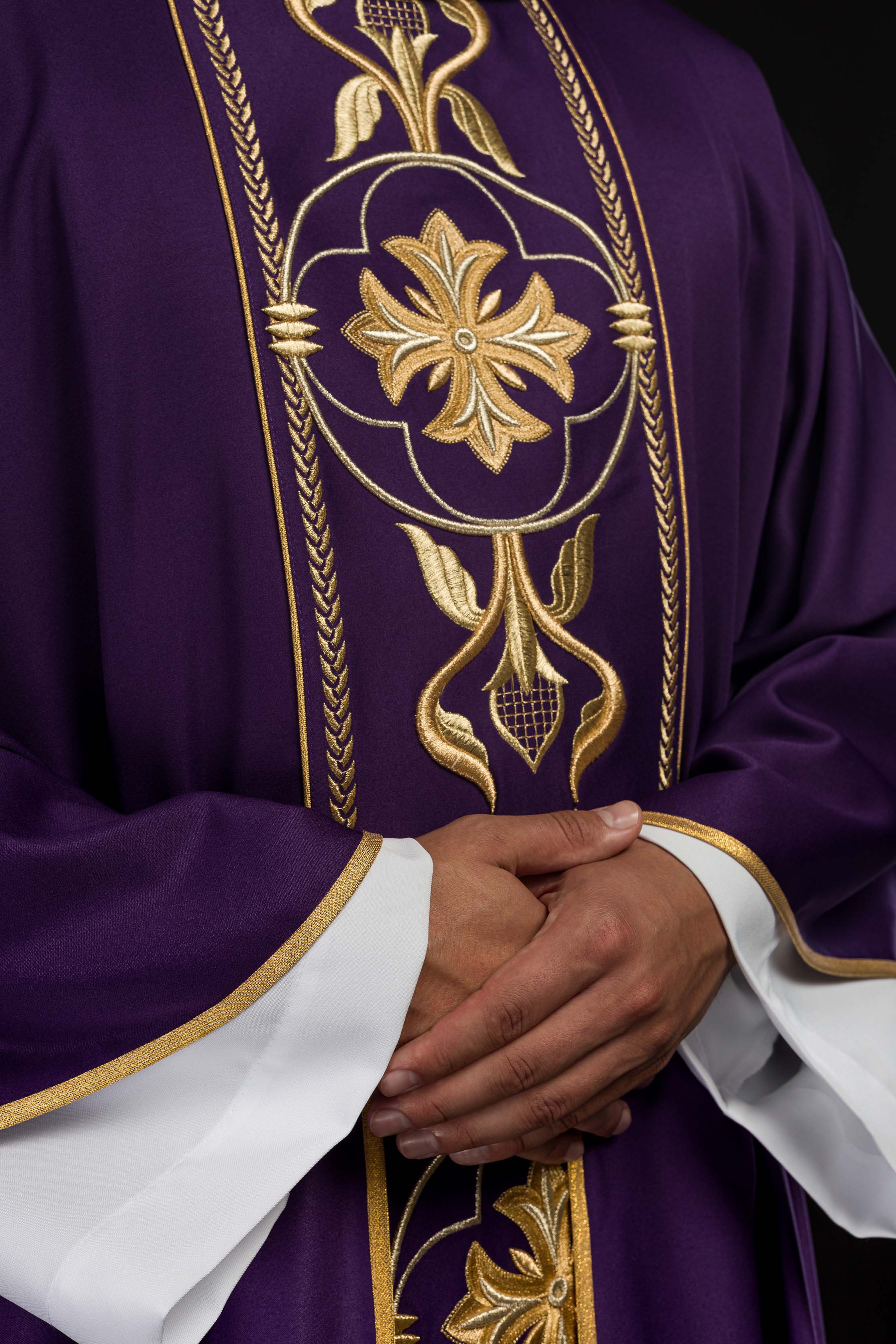 Casula bordada violeta com faixa decorativa
