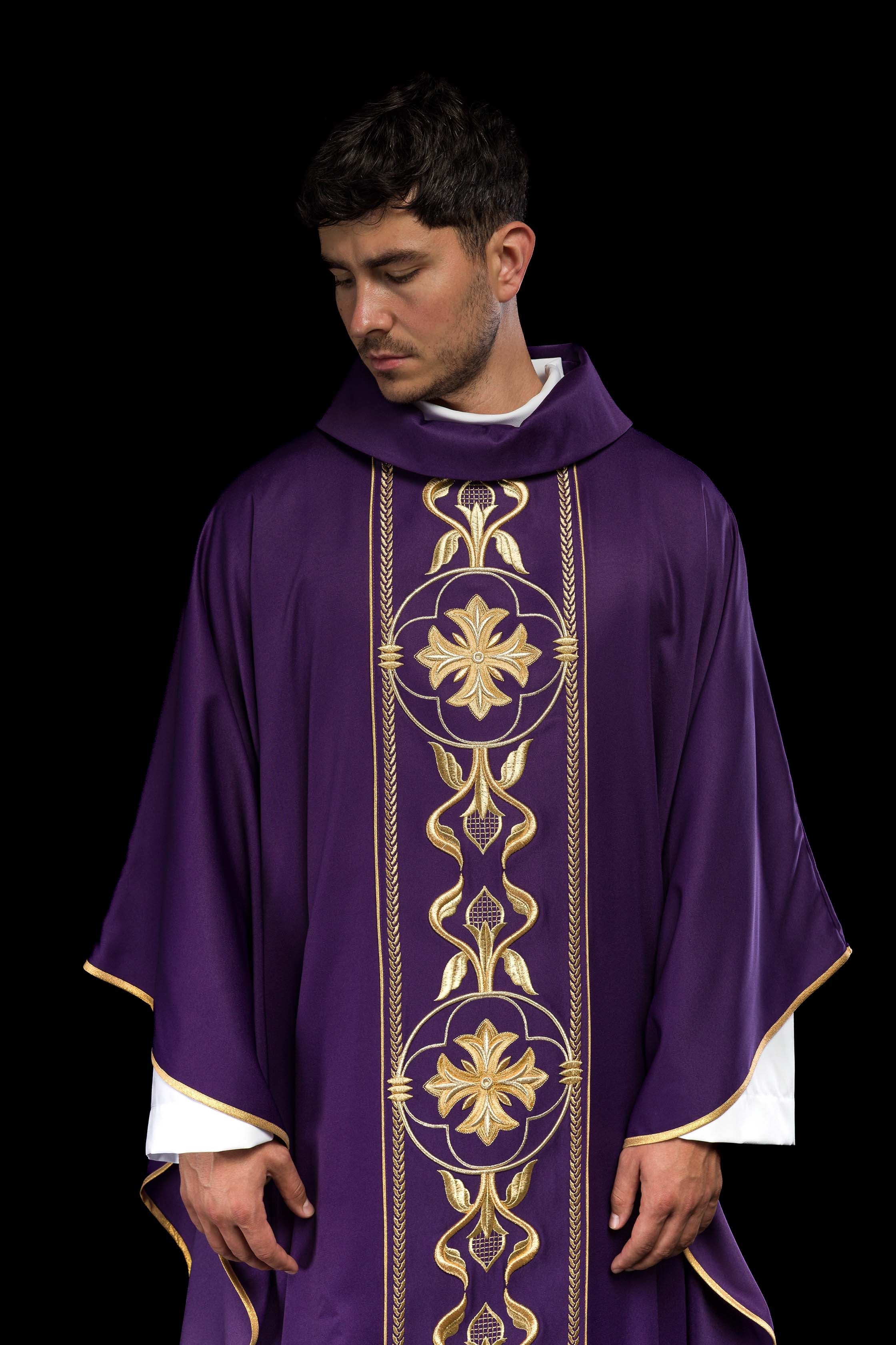 Casula bordada violeta com faixa decorativa
