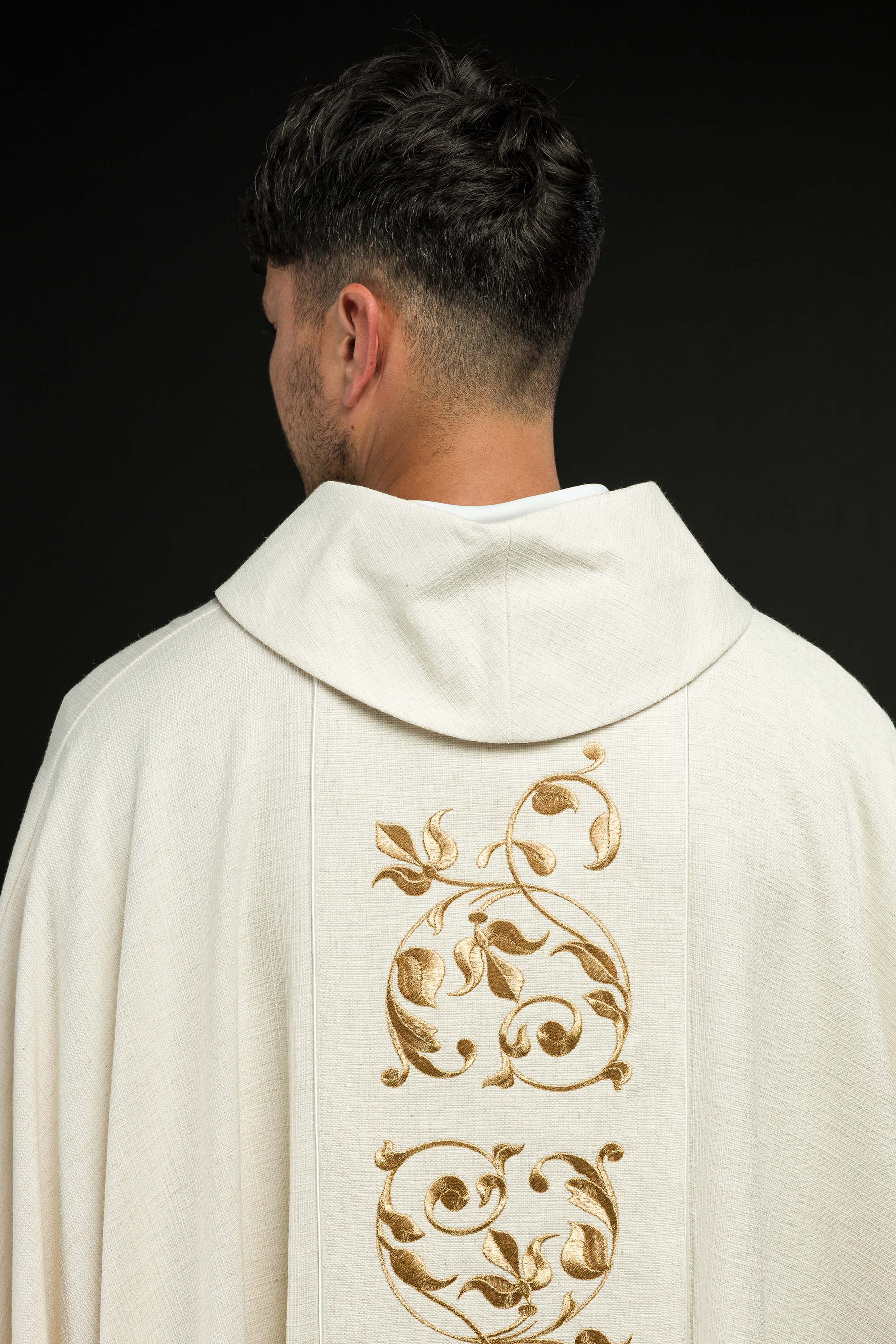 Casula bordada com a imagem da Sagrada Família, tecido natural
