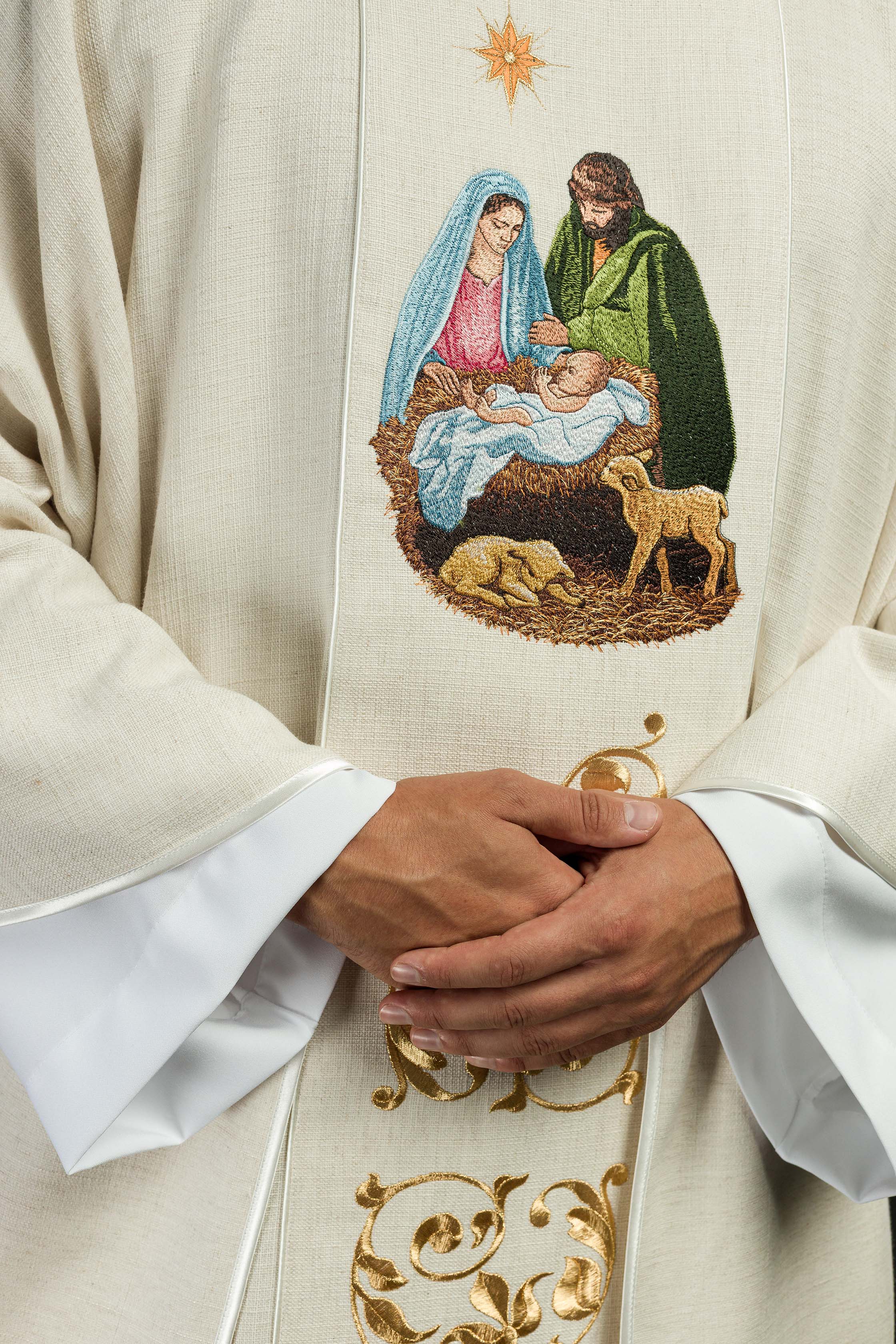 Casula bordada com a imagem da Sagrada Família, tecido natural