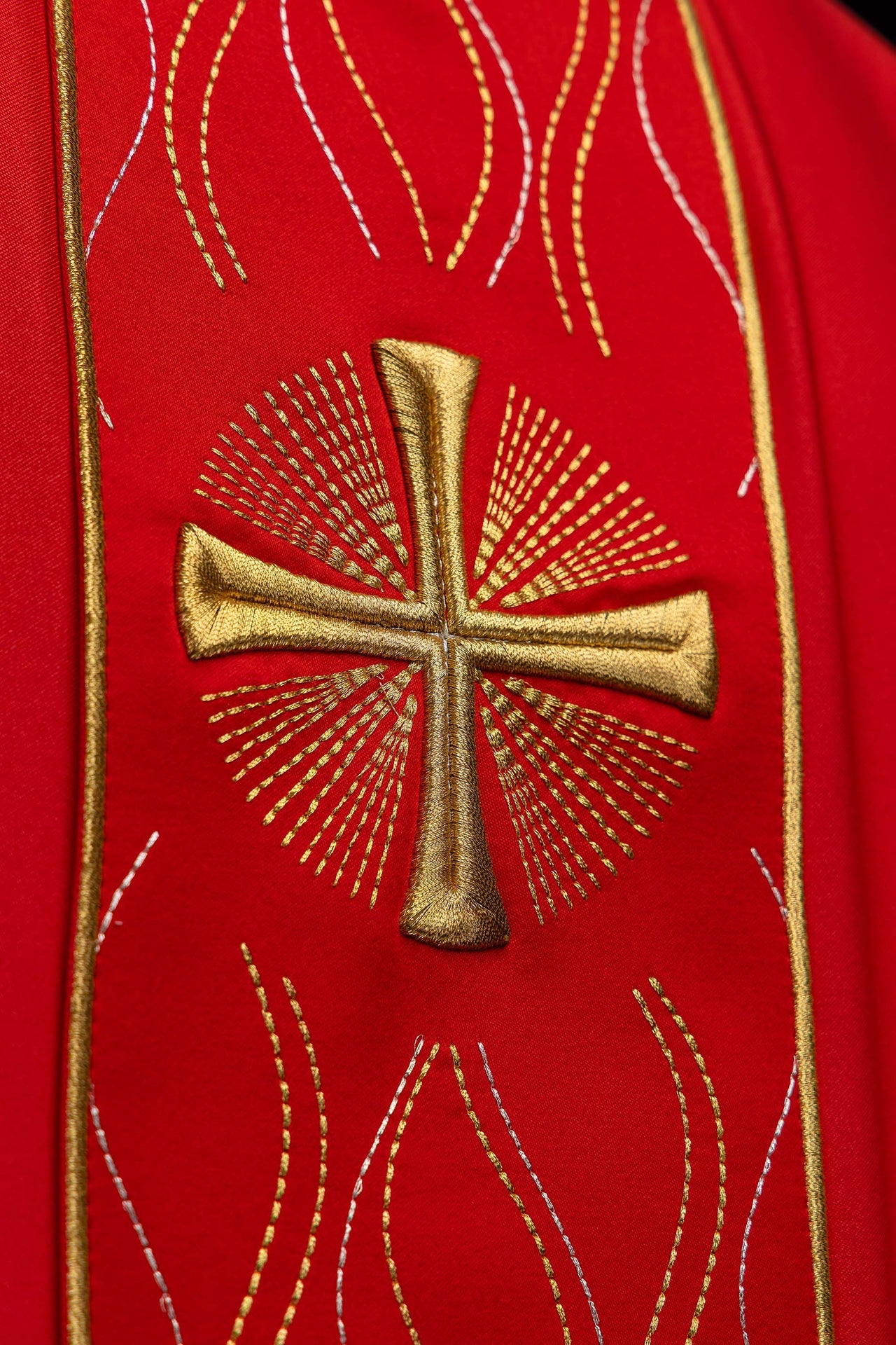 Casulla roja bordada con cruz