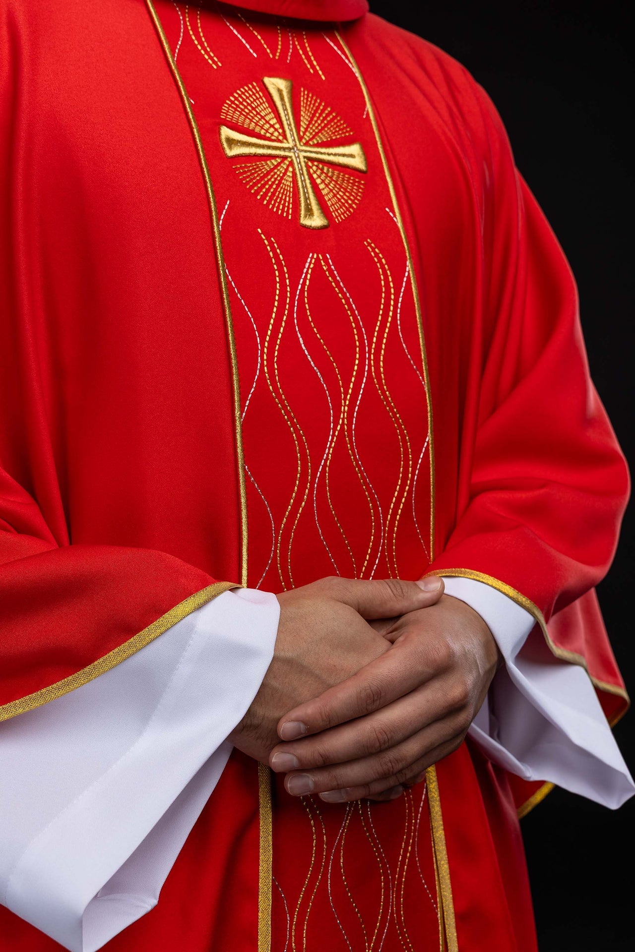 Casulla roja bordada con cruz