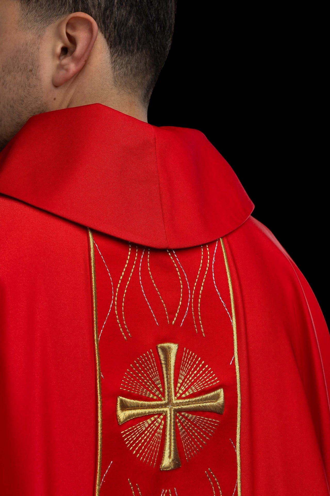 Casulla roja bordada con cruz