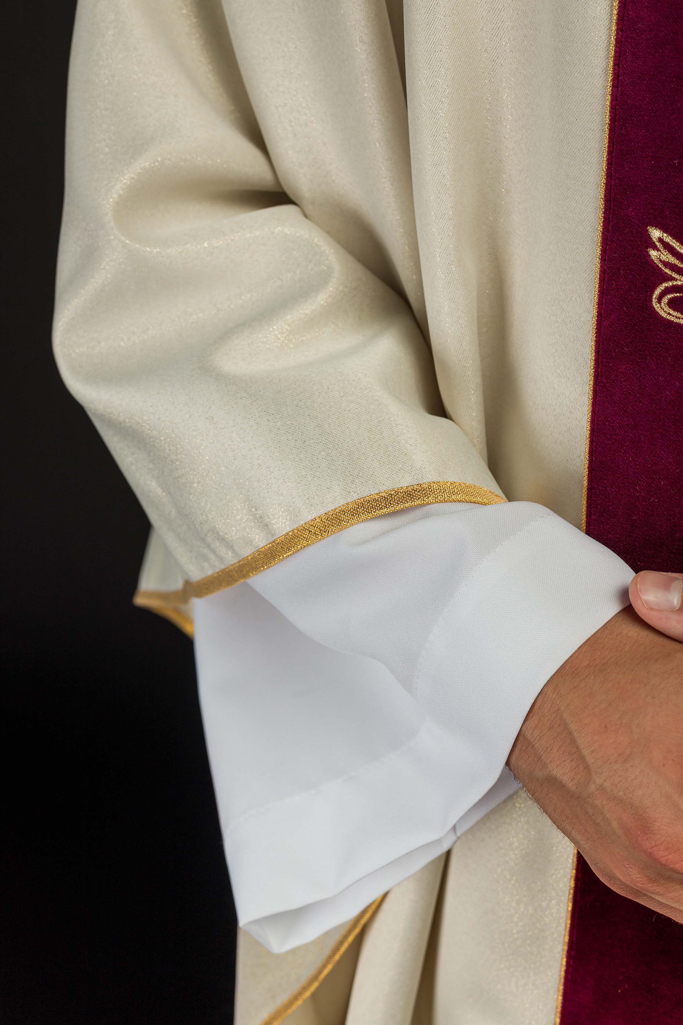 Casula de casamento em marfim com detalhes em veludo vermelho escuro