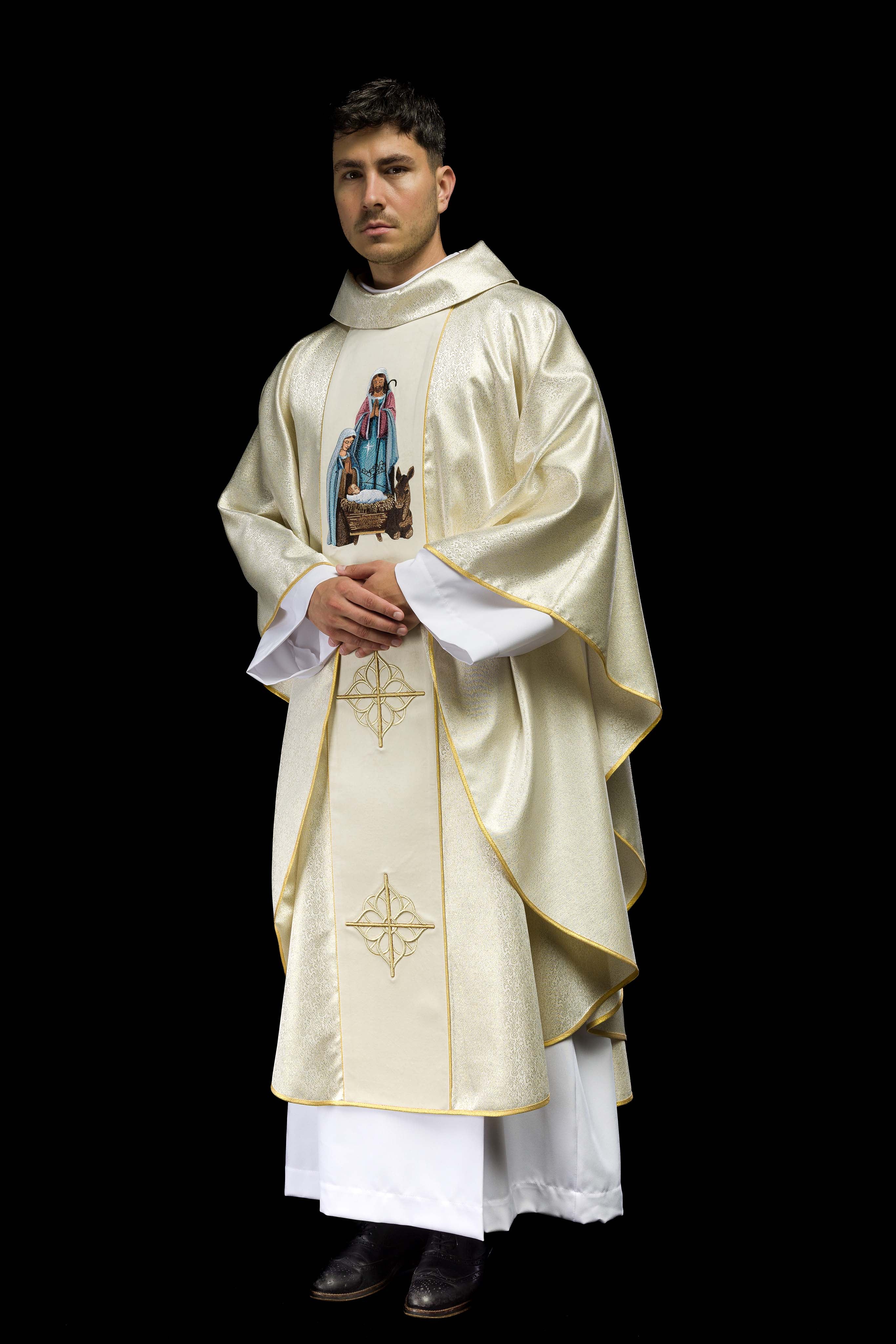 Casula bordada com a imagem da Sagrada Família sobre tecido dourado