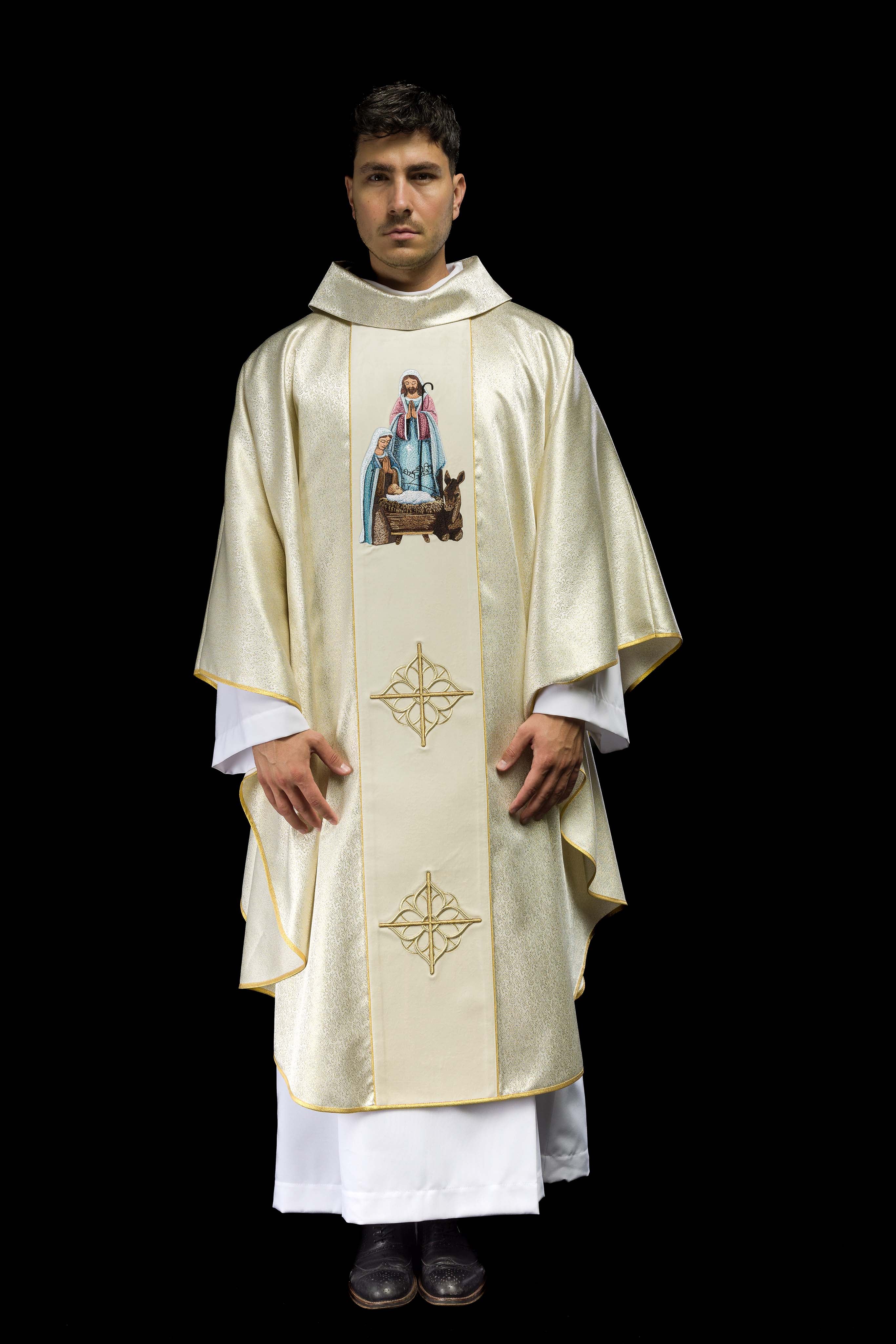 Casula bordada com a imagem da Sagrada Família sobre tecido dourado