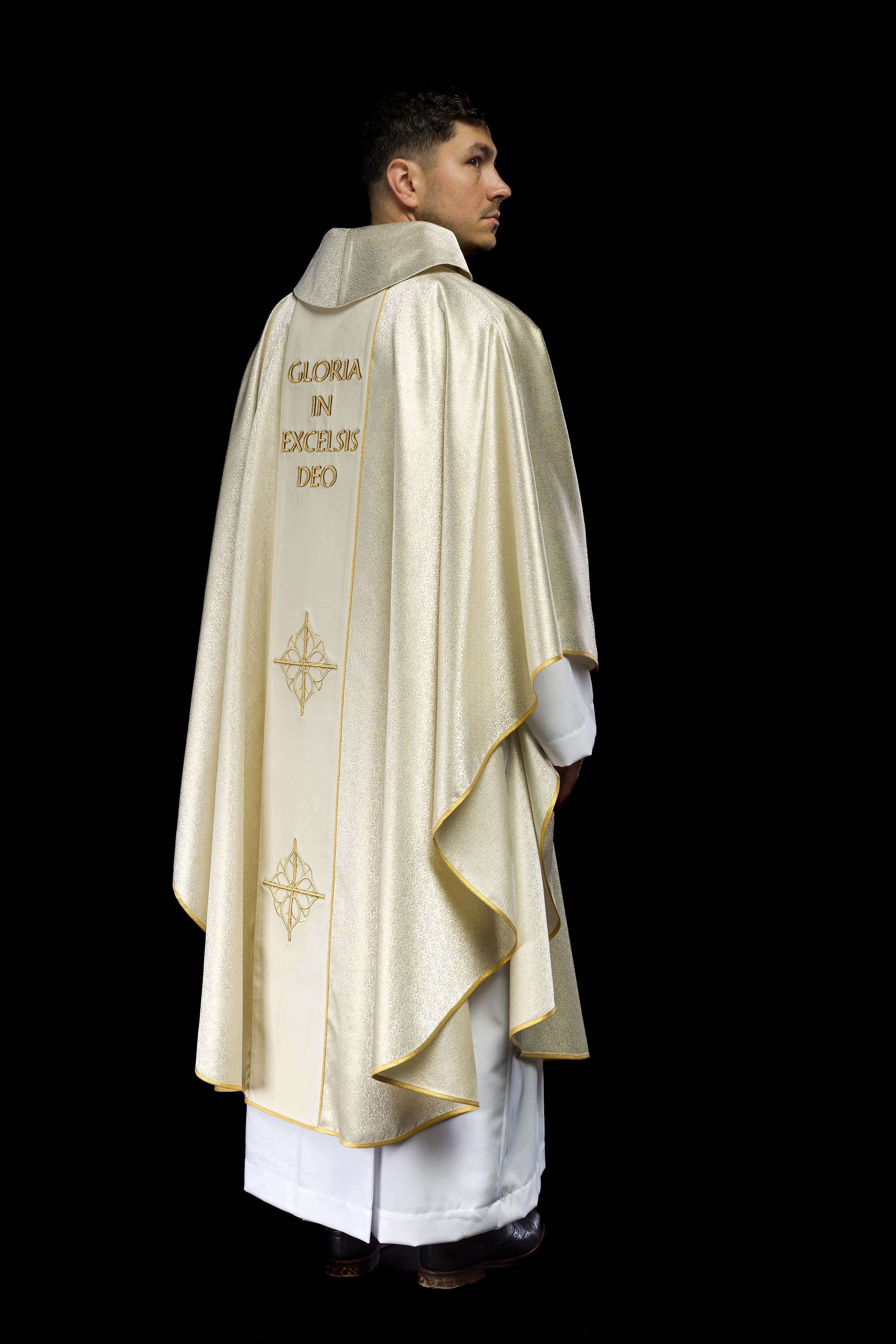 Casula bordada com a imagem da Sagrada Família sobre tecido dourado