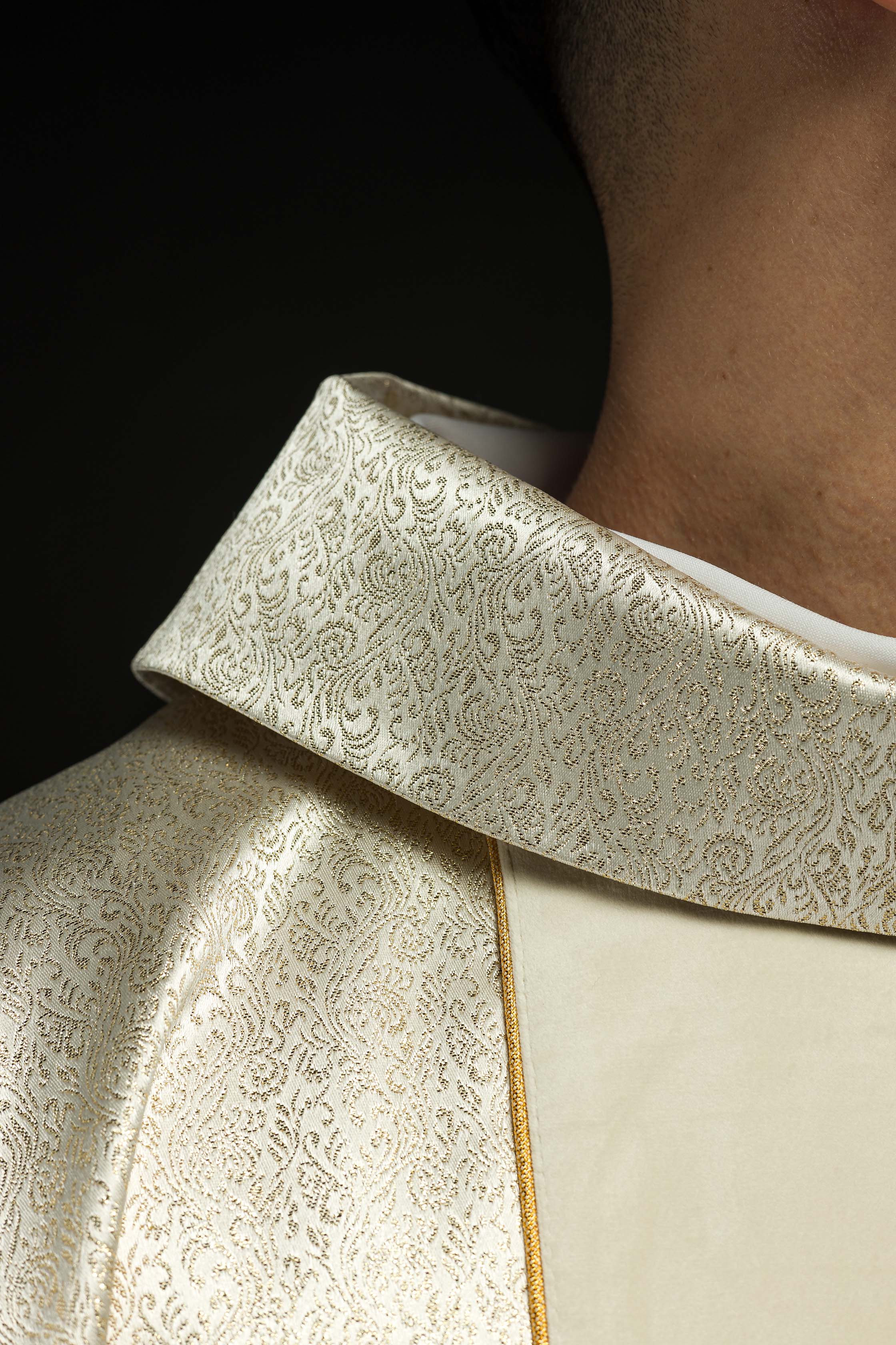 Casula bordada com a imagem da Sagrada Família sobre tecido dourado