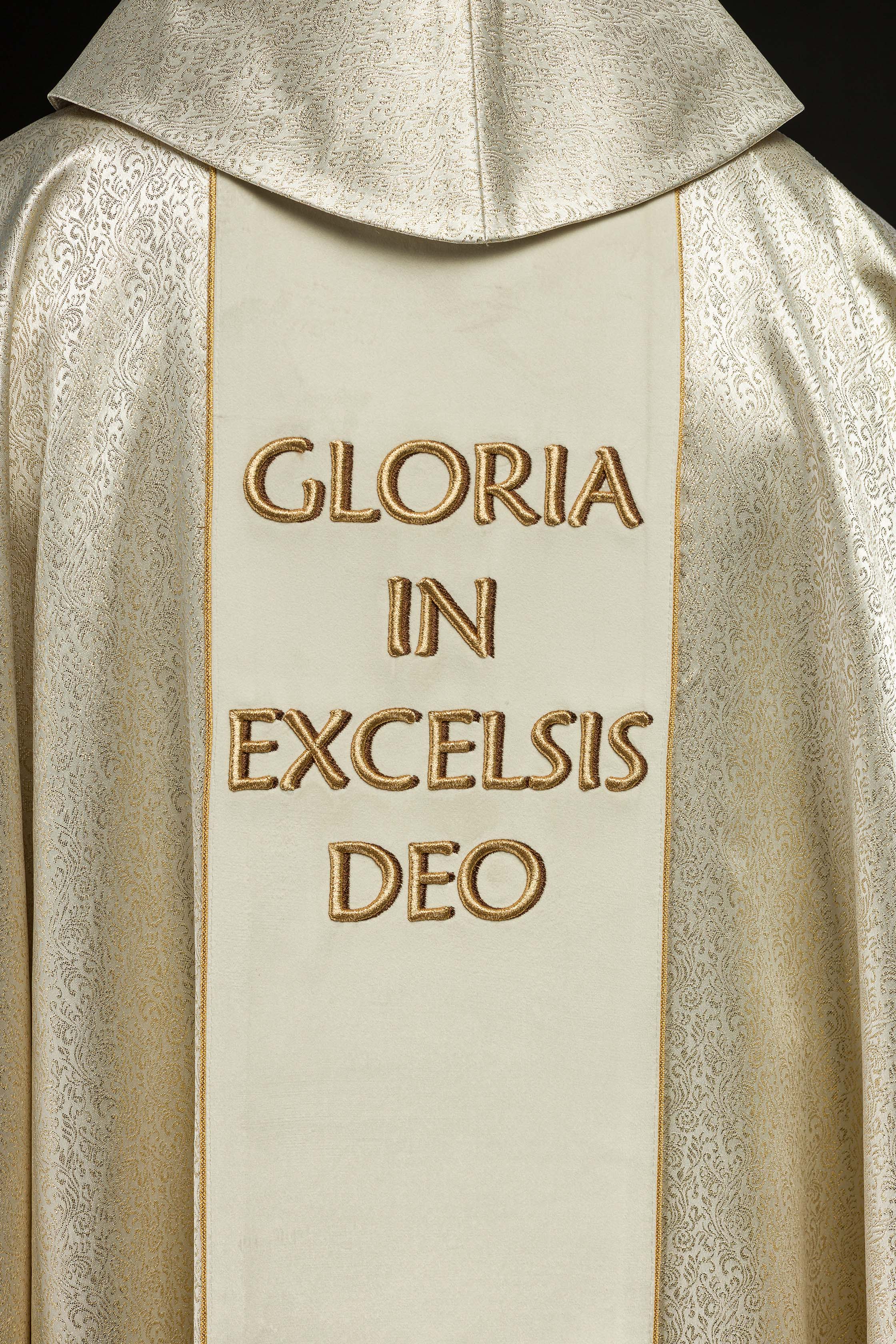 Casula bordada com a imagem da Sagrada Família sobre tecido dourado