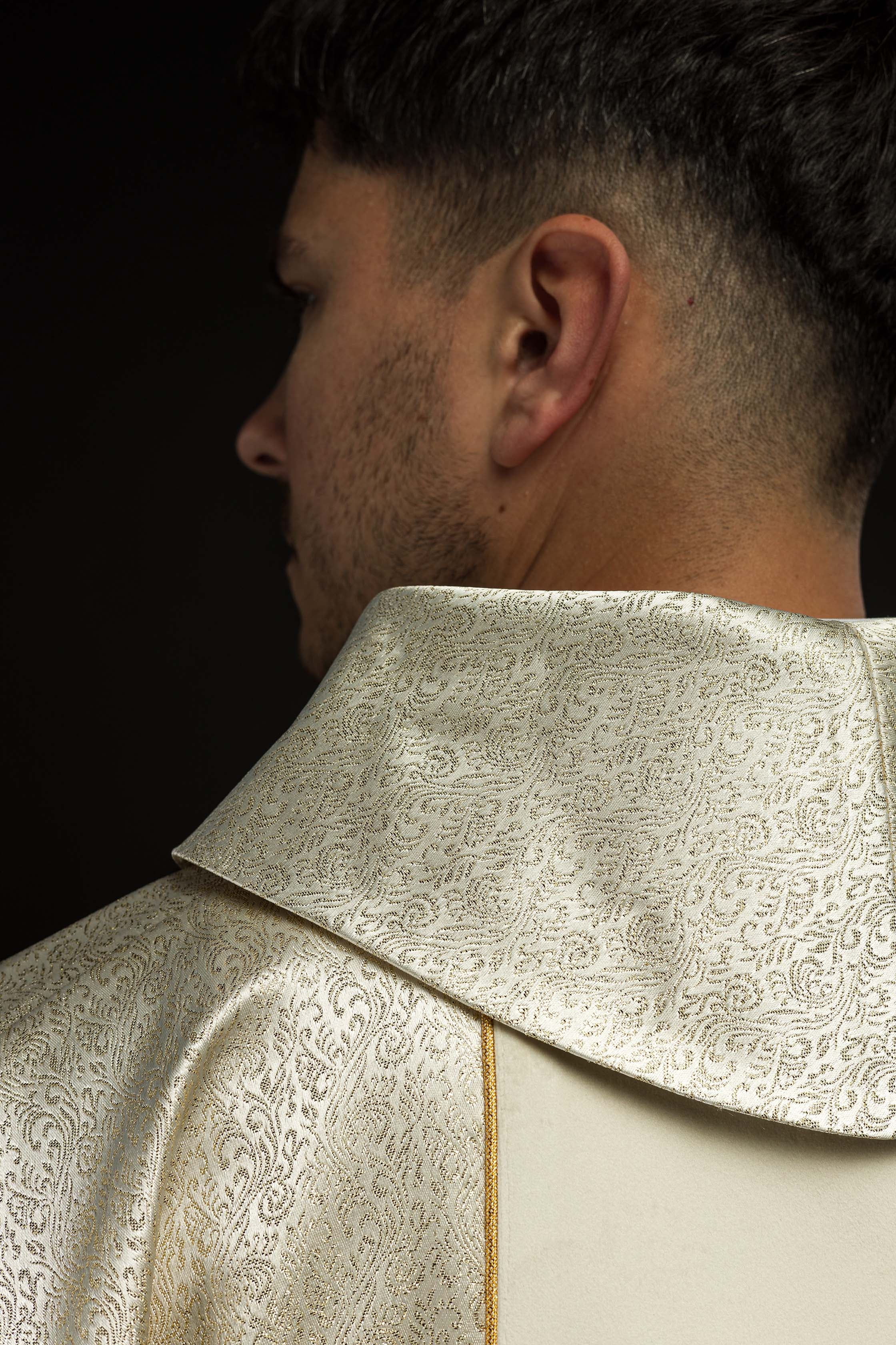 Casula bordada com a imagem da Sagrada Família sobre tecido dourado