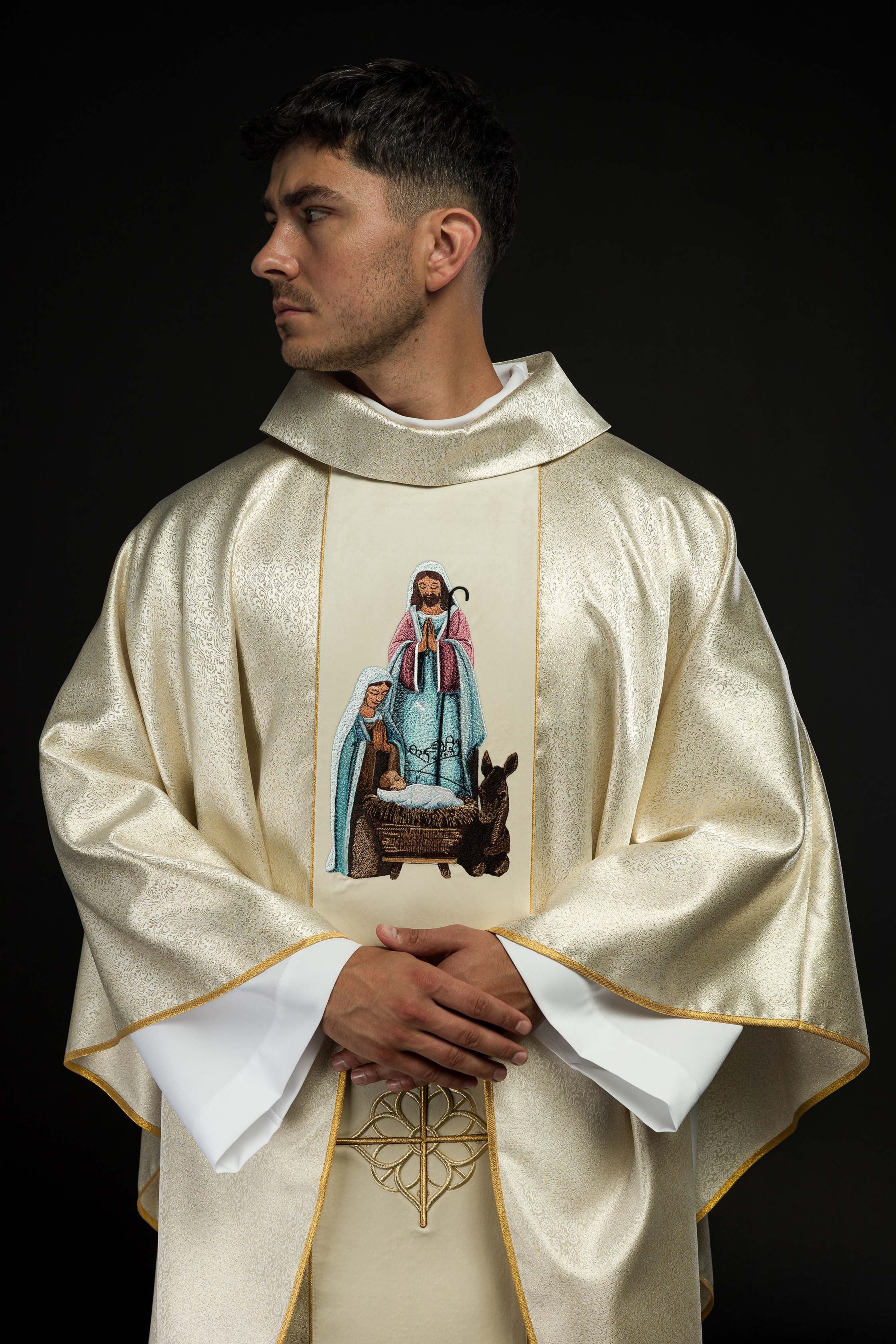 Casula bordada com a imagem da Sagrada Família sobre tecido dourado