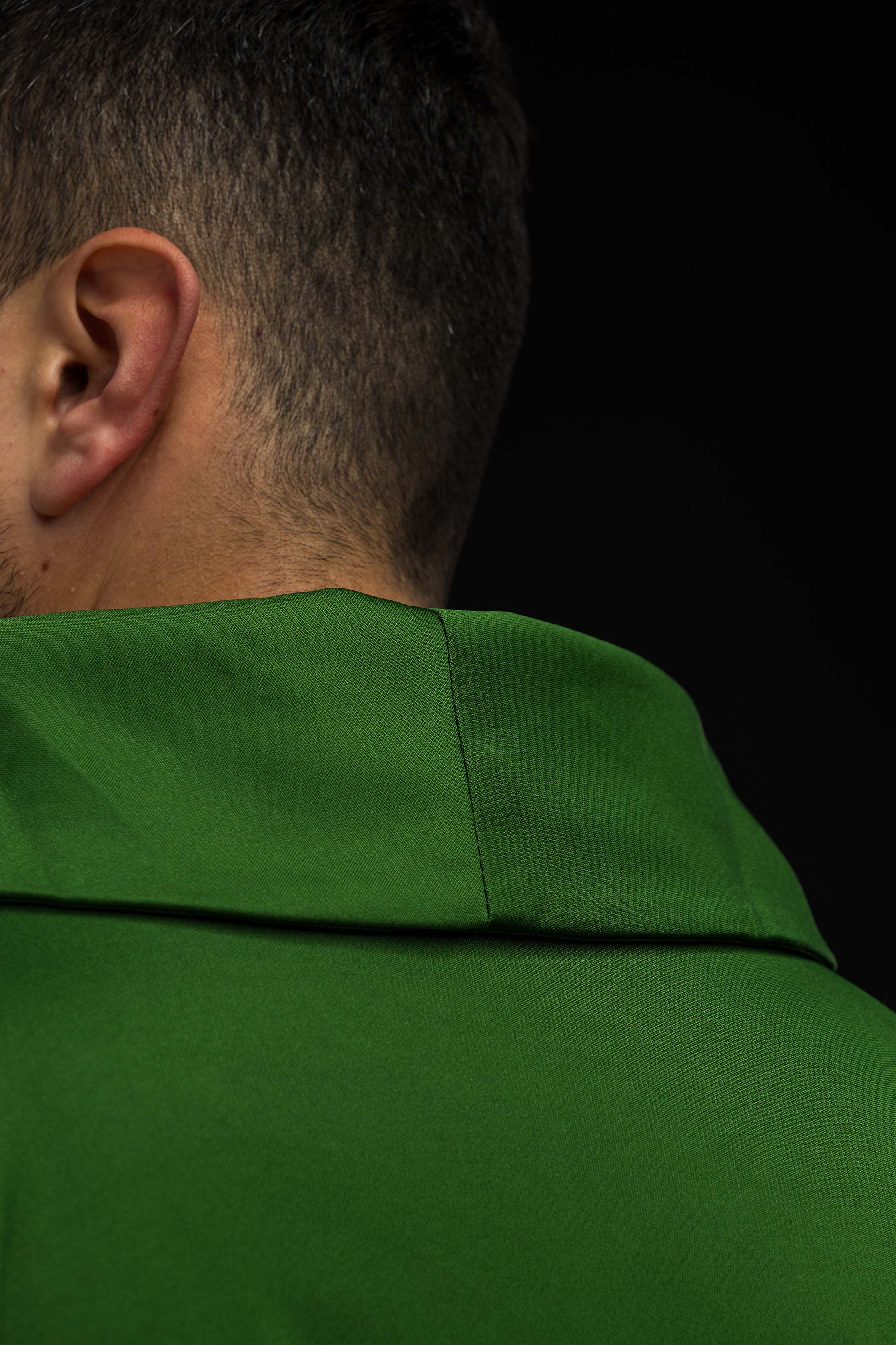 Casula verde com bordados PAX Alpha e Omega; tecido de malha