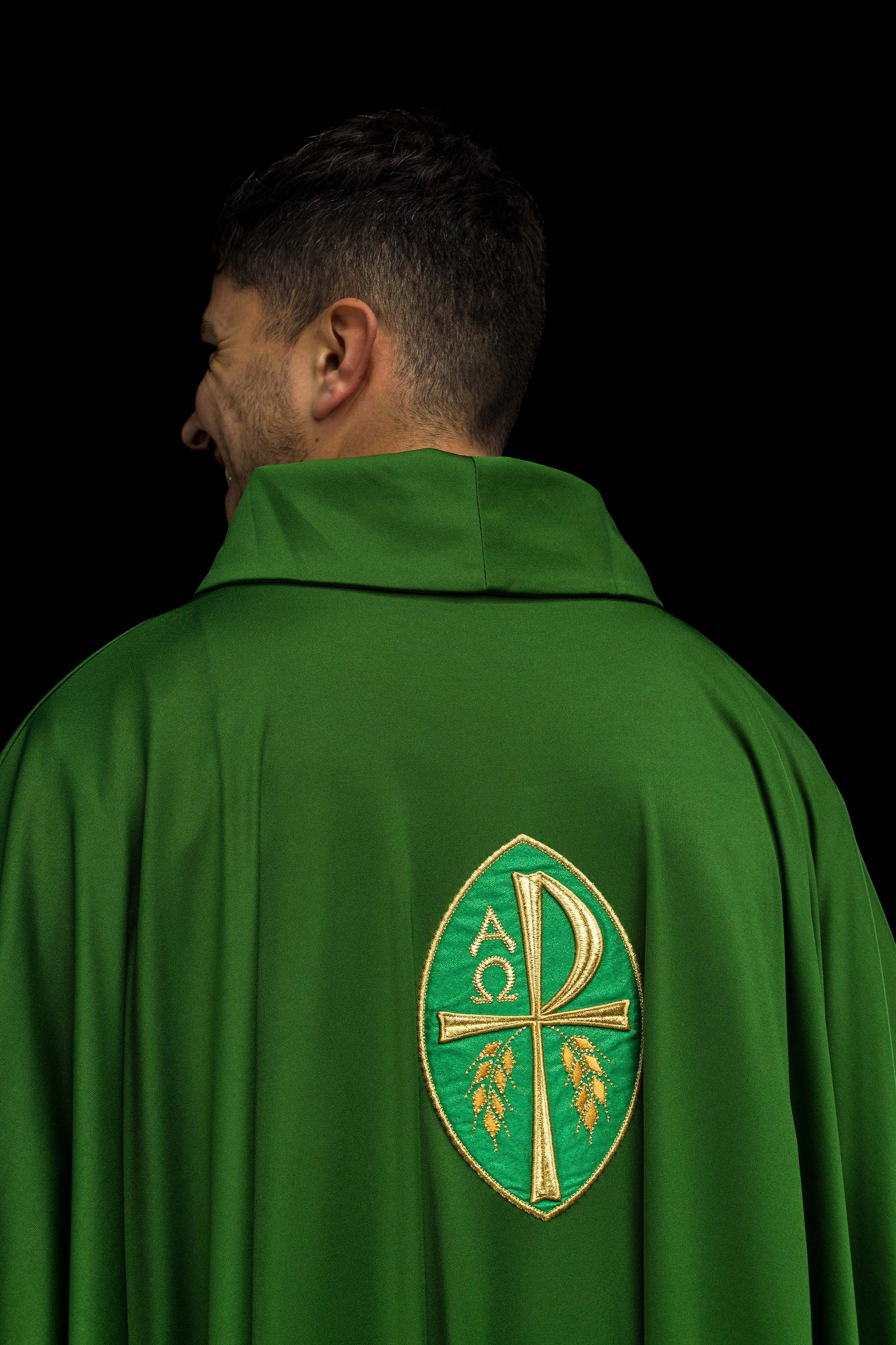 Casula verde com bordados PAX Alpha e Omega; tecido de malha