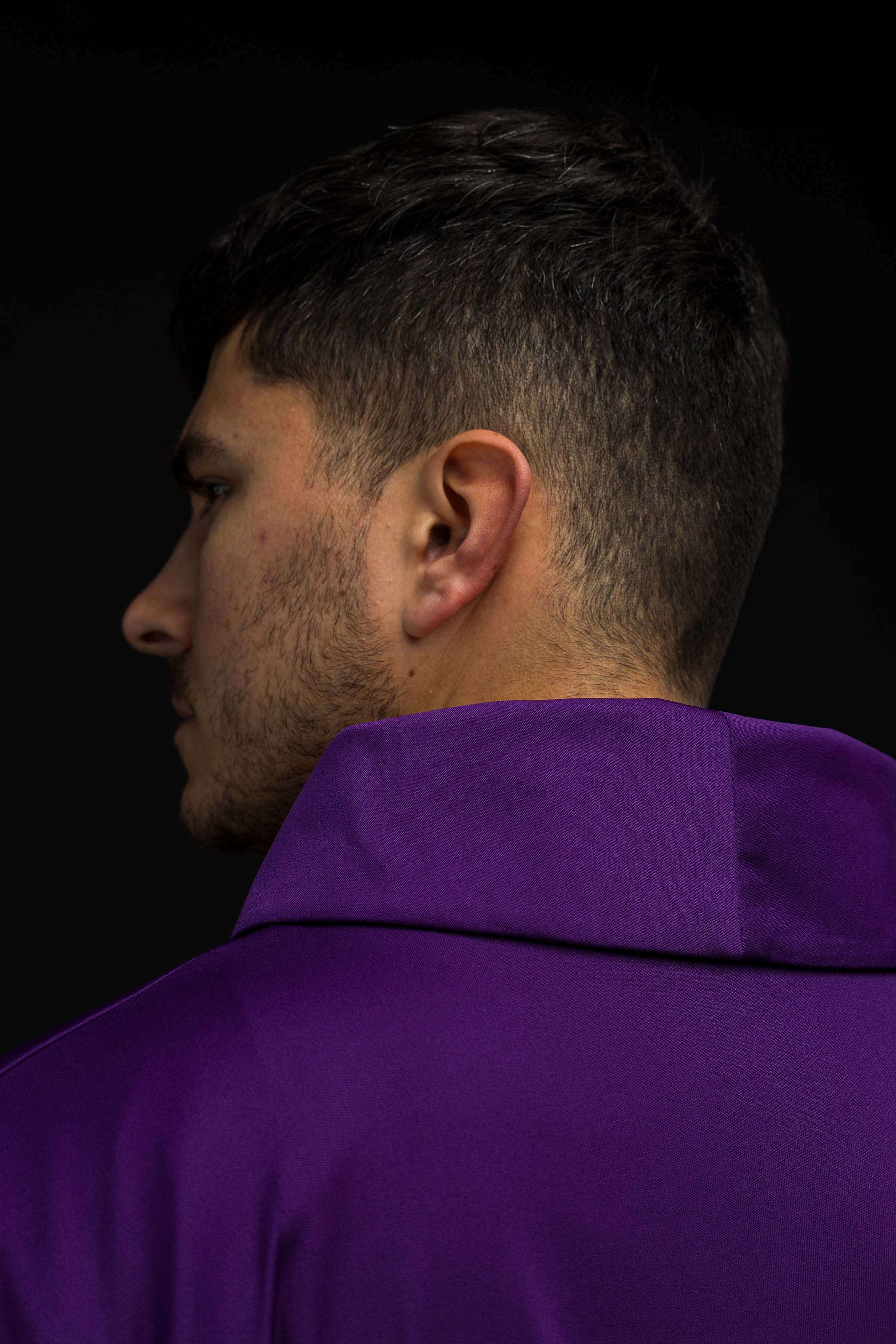 Casula roxa com bordados PAX Alpha e Omega; tecido de malha