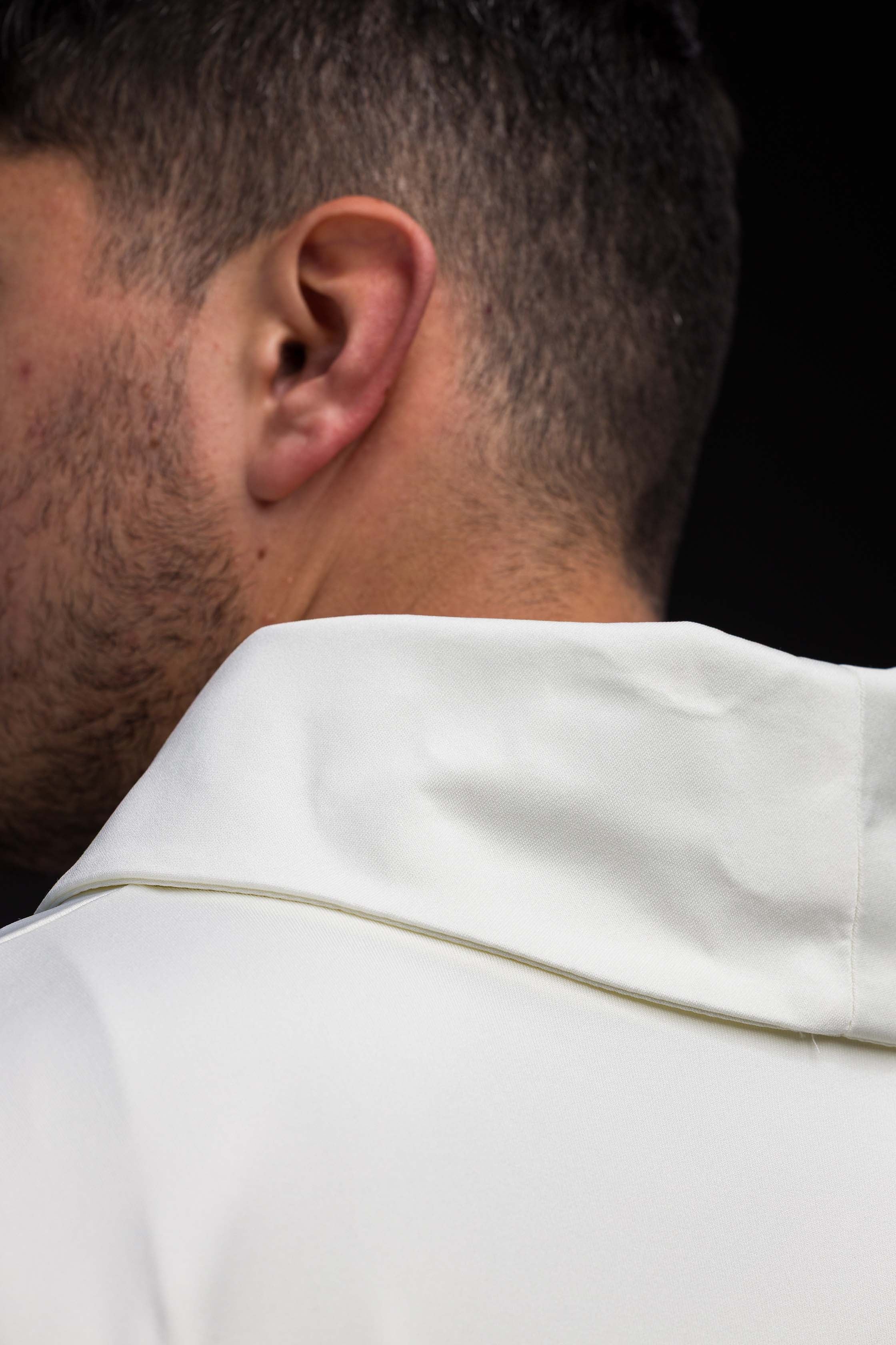 Casula em marfim com bordados PAX Alpha e Omega; tecido de malha