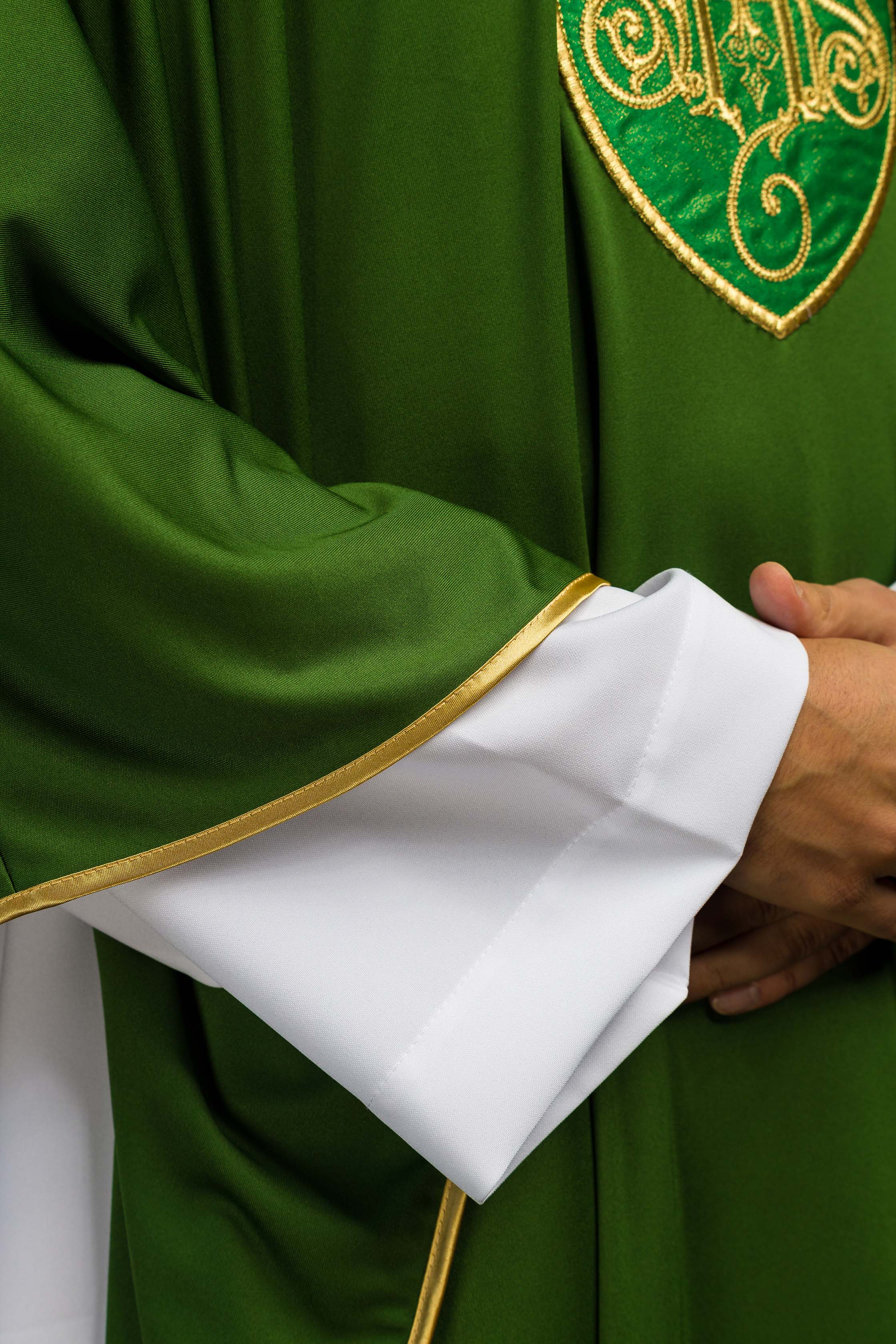 Casula verde com bordado IHS; tecido de malha
