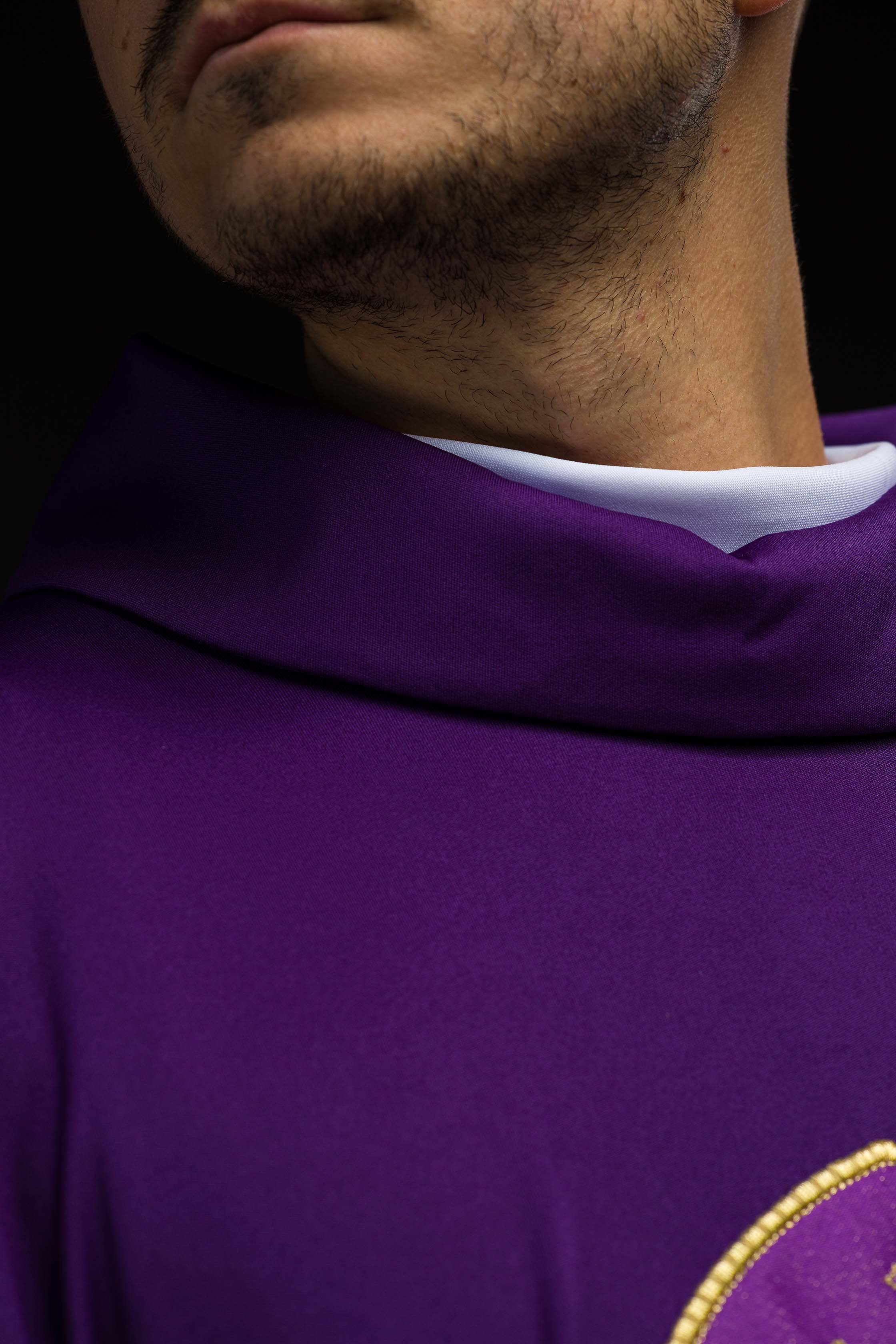 Casula roxa com bordado IHS; tecido de malha