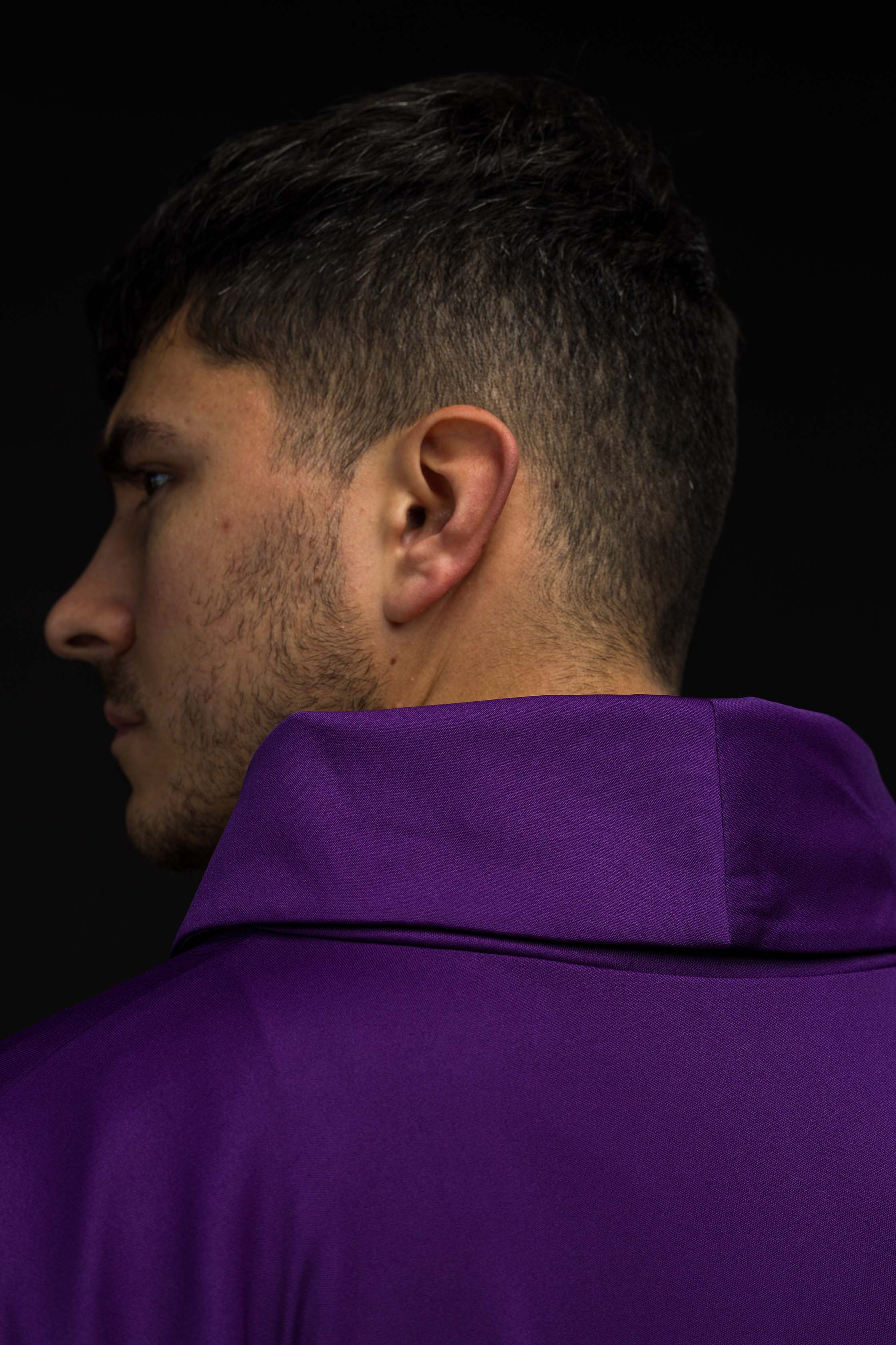 Casula roxa com bordado IHS; tecido de malha