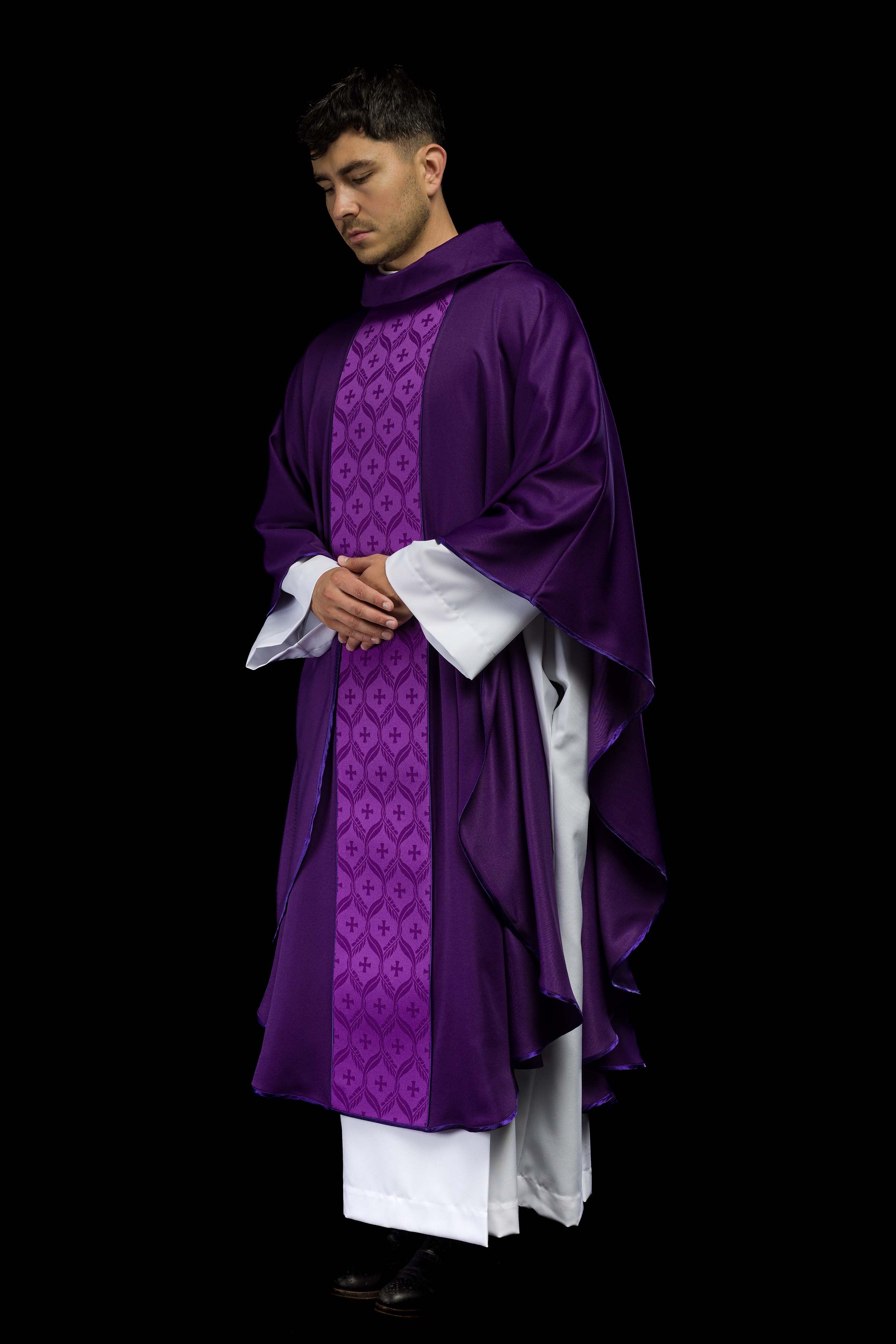 Casula violeta com faixa em jacquard decorada com cruzes