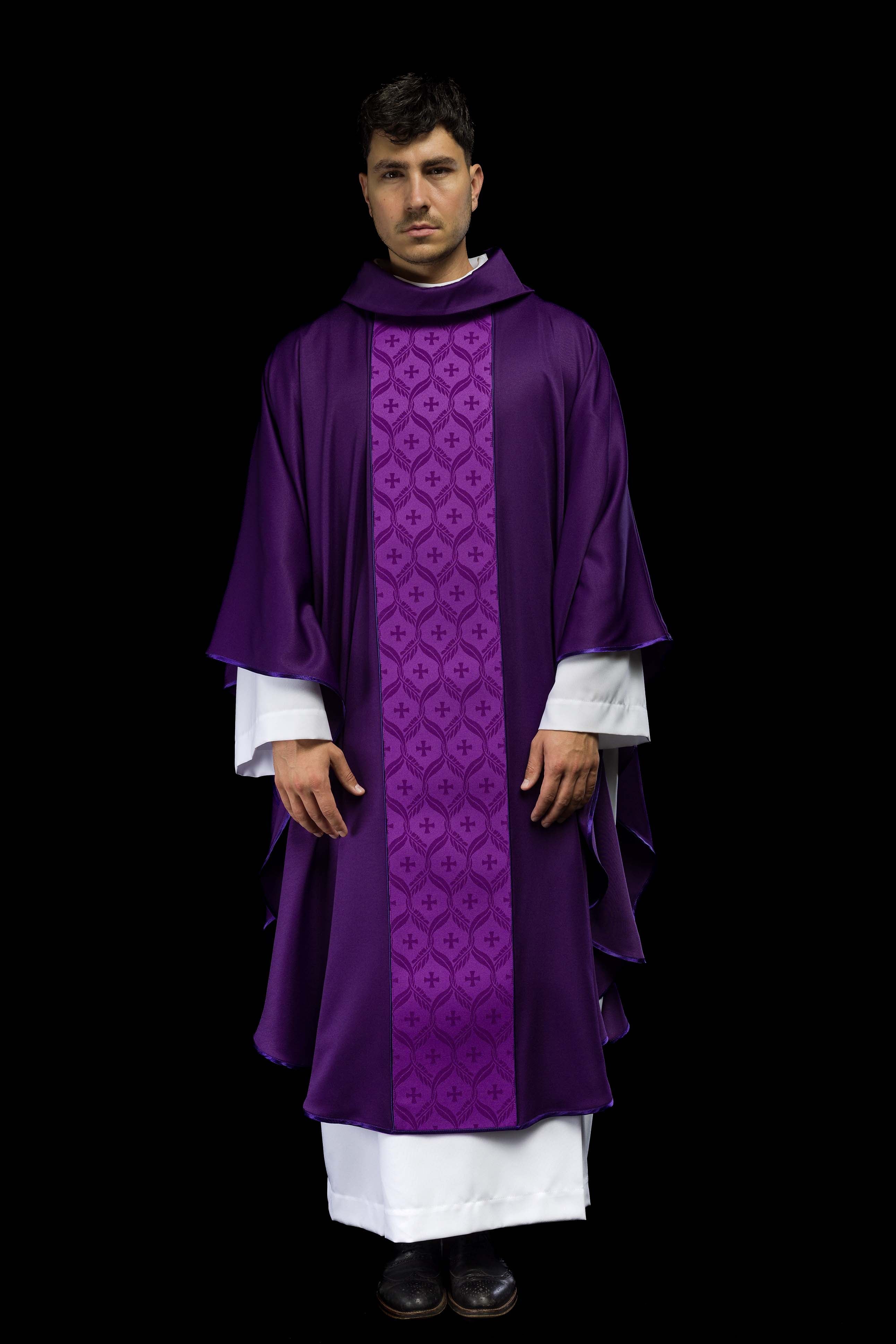 Casula violeta com faixa em jacquard decorada com cruzes
